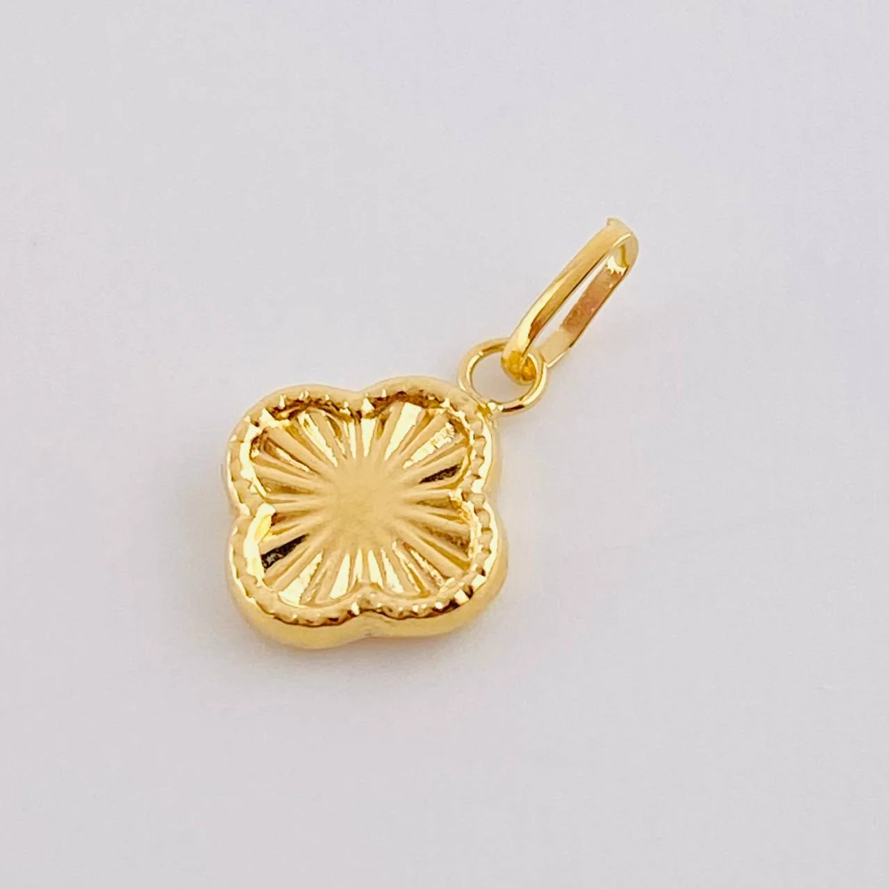 Dije Trebol Dorado 0.35gr / 1/2 in / Oro Amarillo 18K * - Image 2