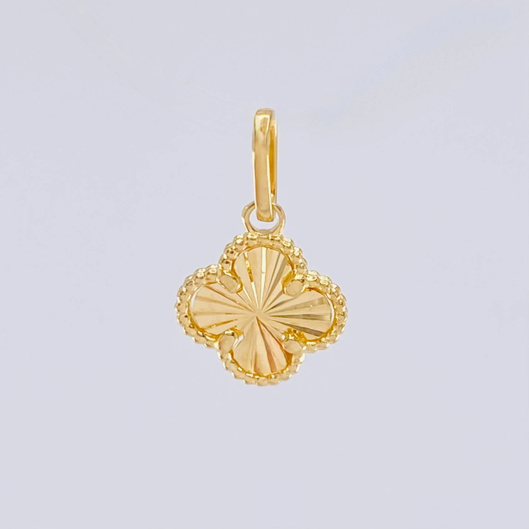 Dije Trebol Dorado 0.75 g / 3/4 in Oro Amarillo 18K - Image 3