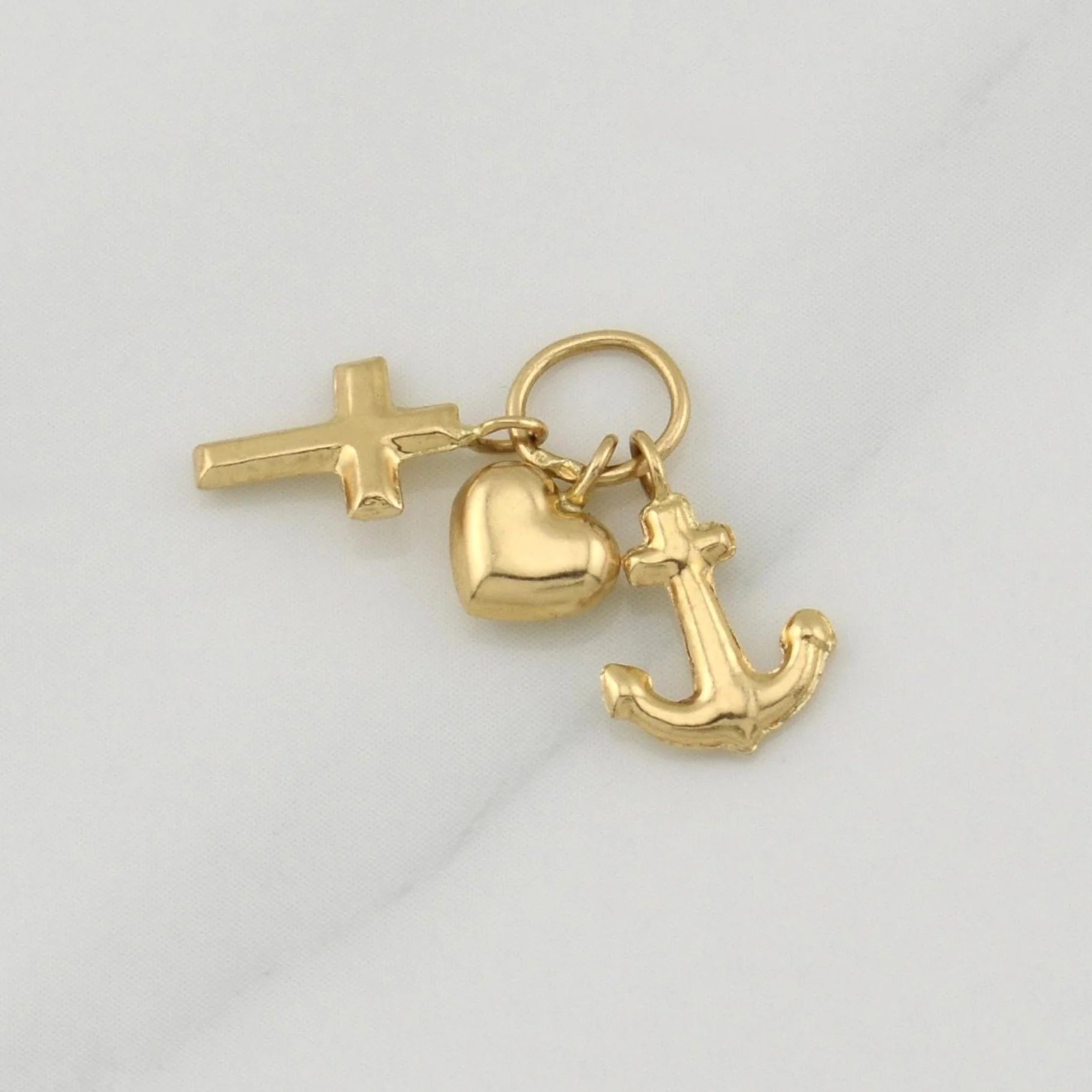 Dije Tres Gracias 0.5 g / 3/4 in Oro Amarillo 18K - Image 2