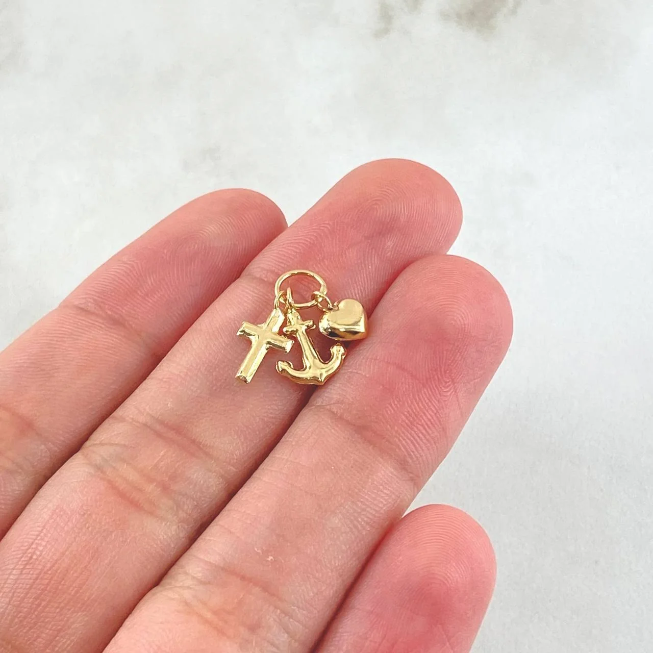 Dije Tres Gracias 0.55 g / 1/2 in Oro Amarillo 18K - Image 3