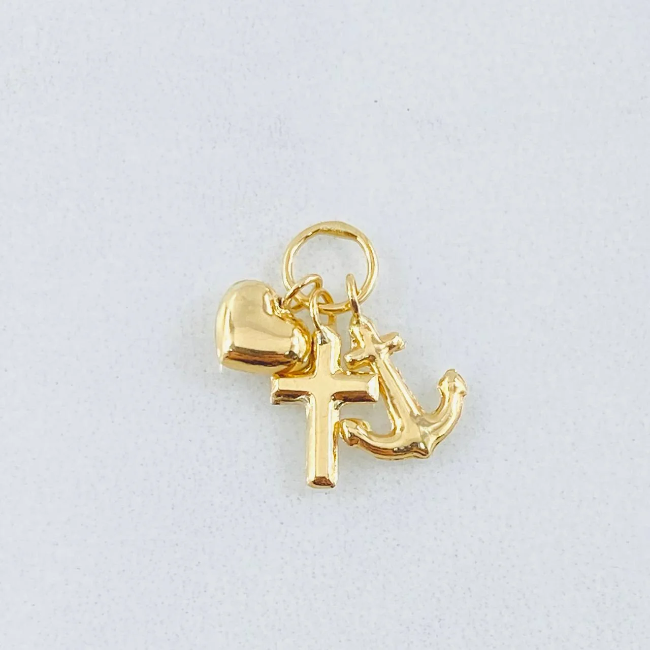 Dije Tres Gracias 0.55gr / 1/2 in / Oro Amarillo 18K *