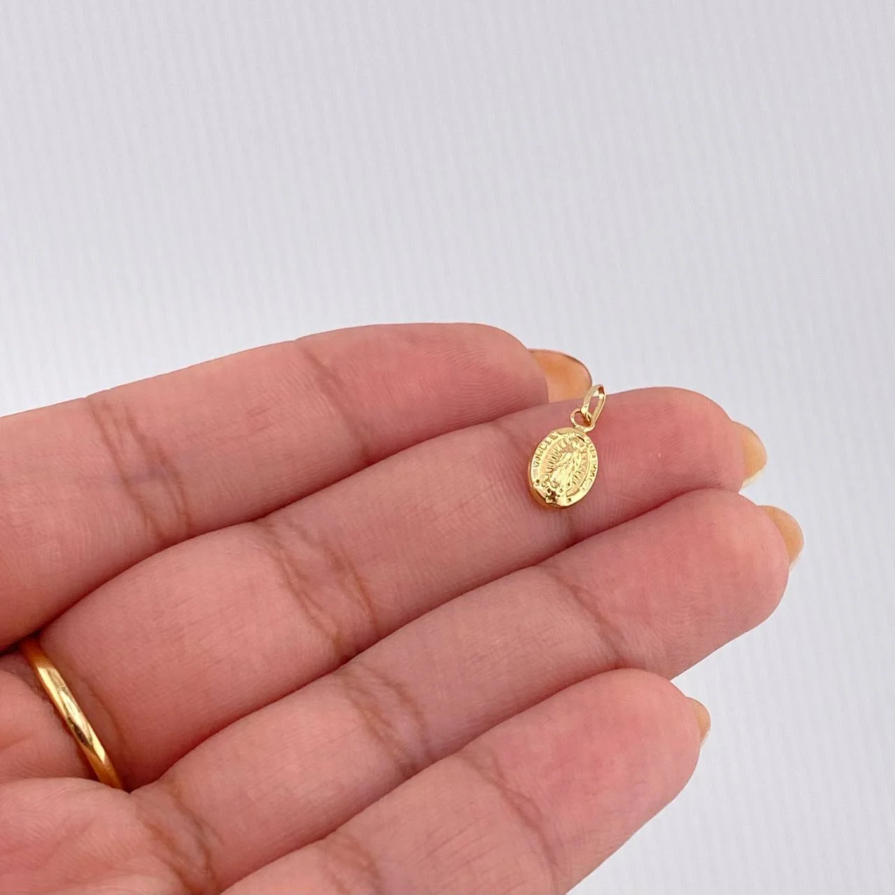 Dije Virgen Guadalupe 0.45 g / 3/4 in Oro Amarillo 18K - Image 4