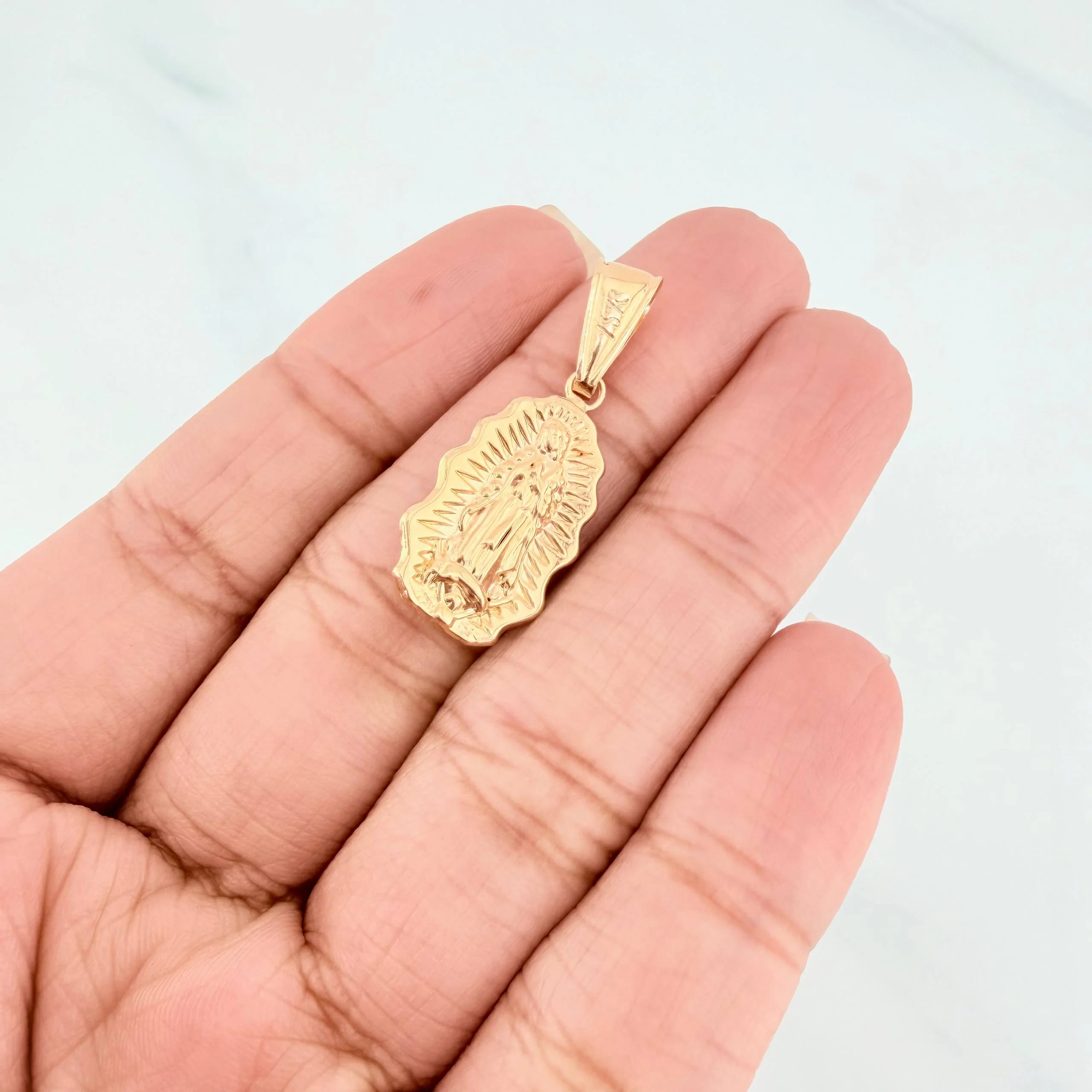 Dije Virgen Guadalupe 1.3 g / 1 1/4 in Oro Amarillo 18K - Image 4