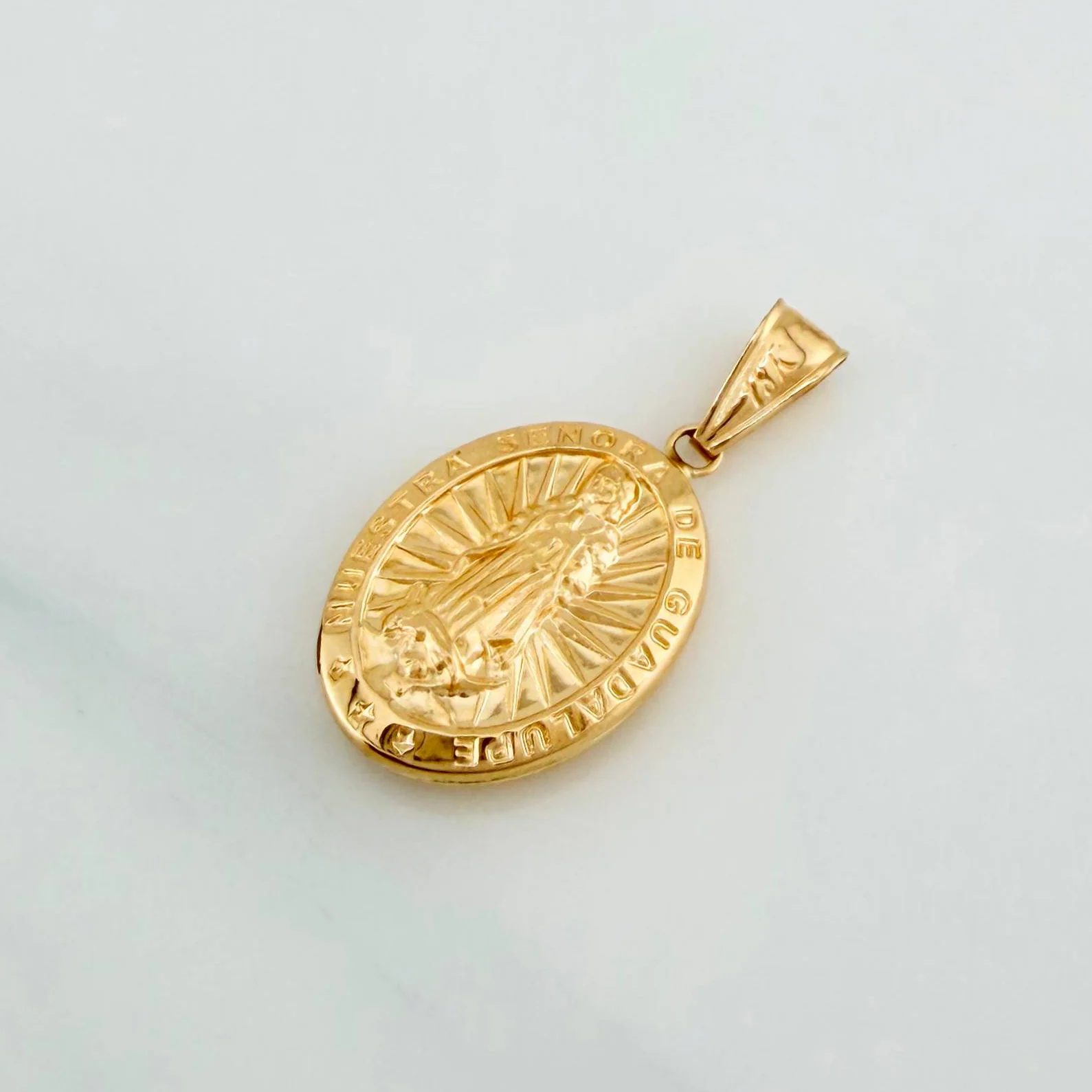 Dije Virgen Guadalupe 1.9 g / 1 1/4 in Oro Amarillo 18K - Image 3