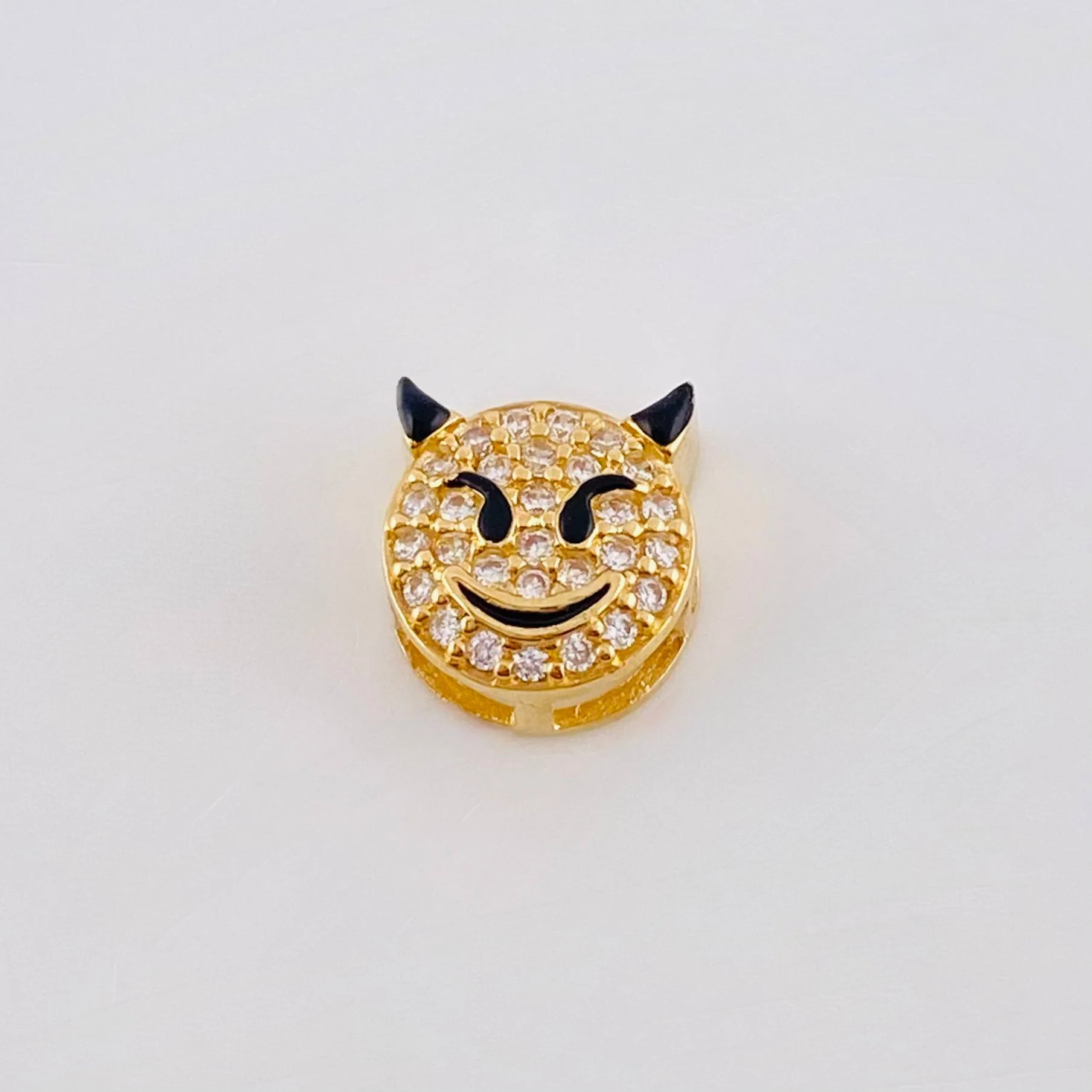 Herraje Emoji Diablo Cachos Negros 1.1gr / 1/4 in / Oro Amarillo 18K
