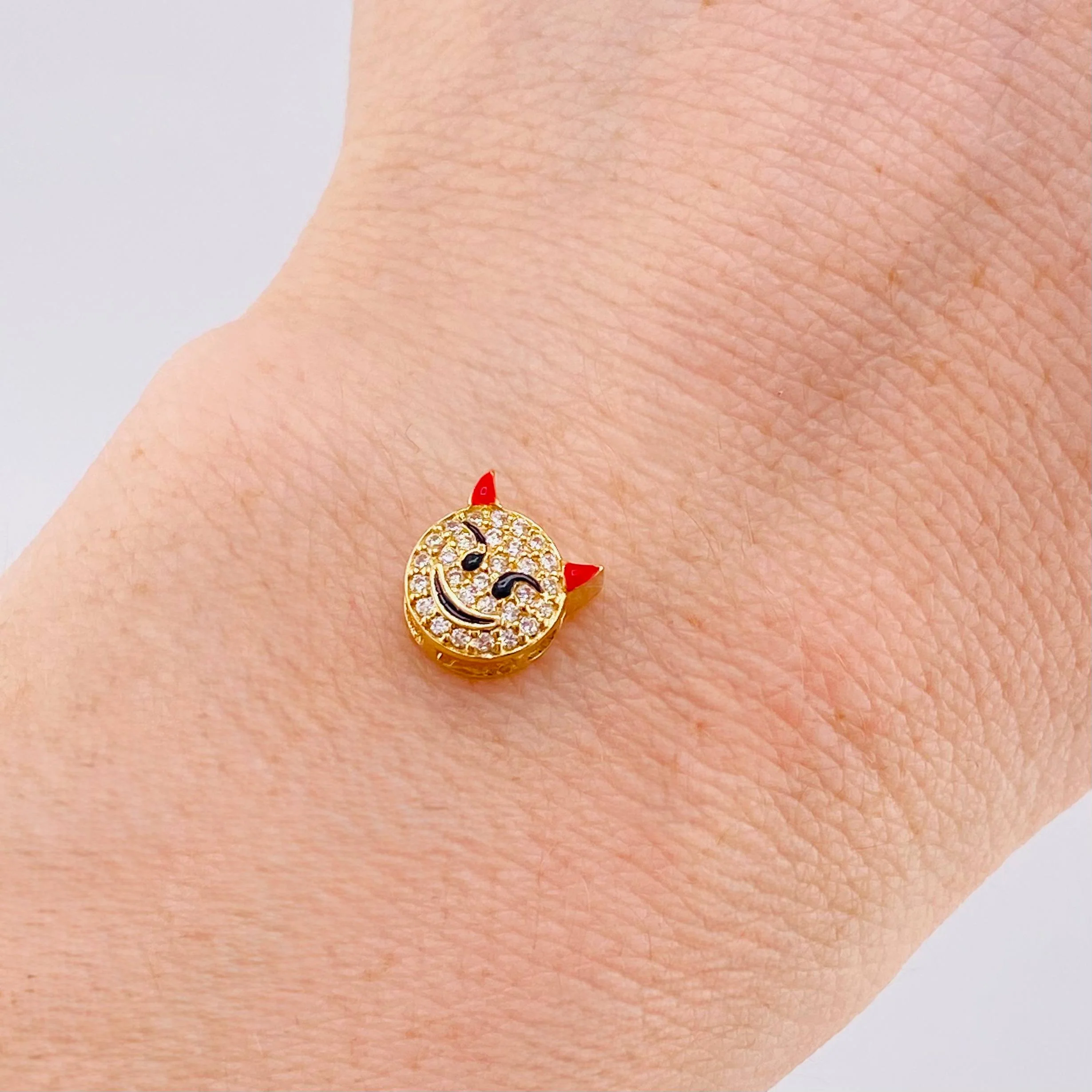 Herraje Emoji Diablo Cachos Rojos 1.05gr / 1/4 in / Oro Amarillo 18K - Image 4