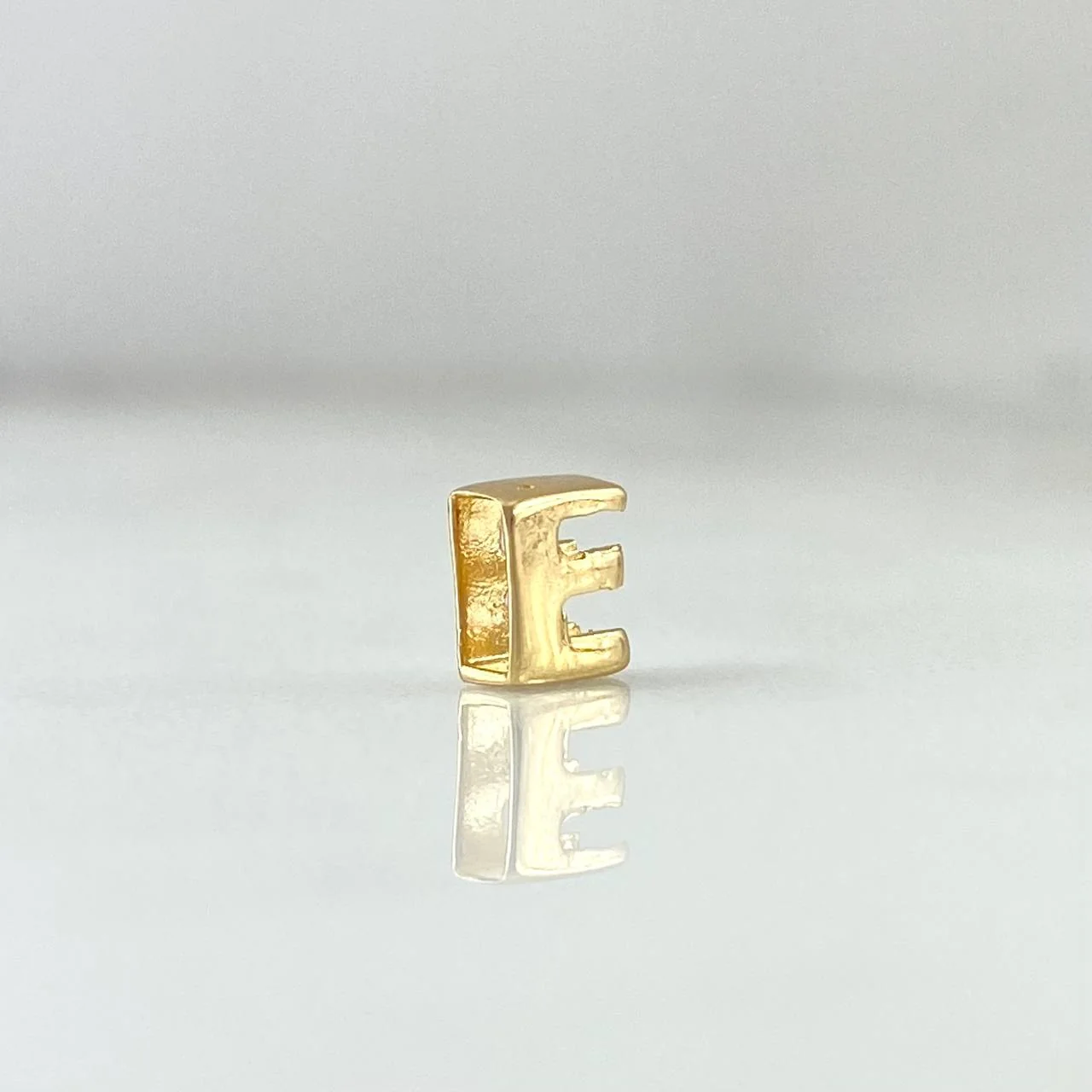 Herraje Letra E 0.4 g / 1/4 in Oro Amarillo 18K - Image 2