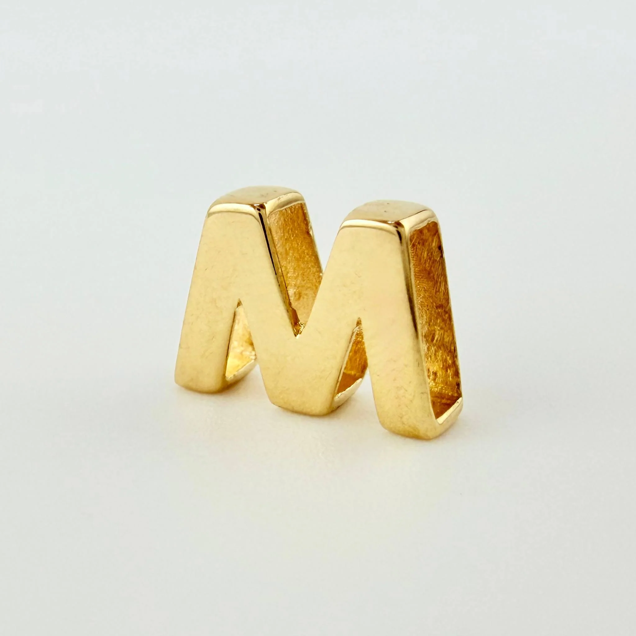 Herraje Letra M 0.4 g / 1/4 in Oro Amarillo 18K - Image 2
