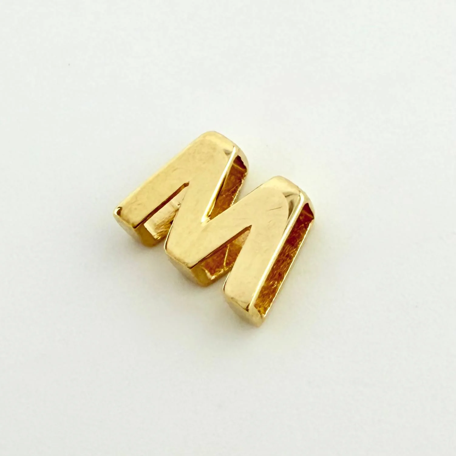 Herraje Letra M 0.4 g / 1/4 in Oro Amarillo 18K - Image 3
