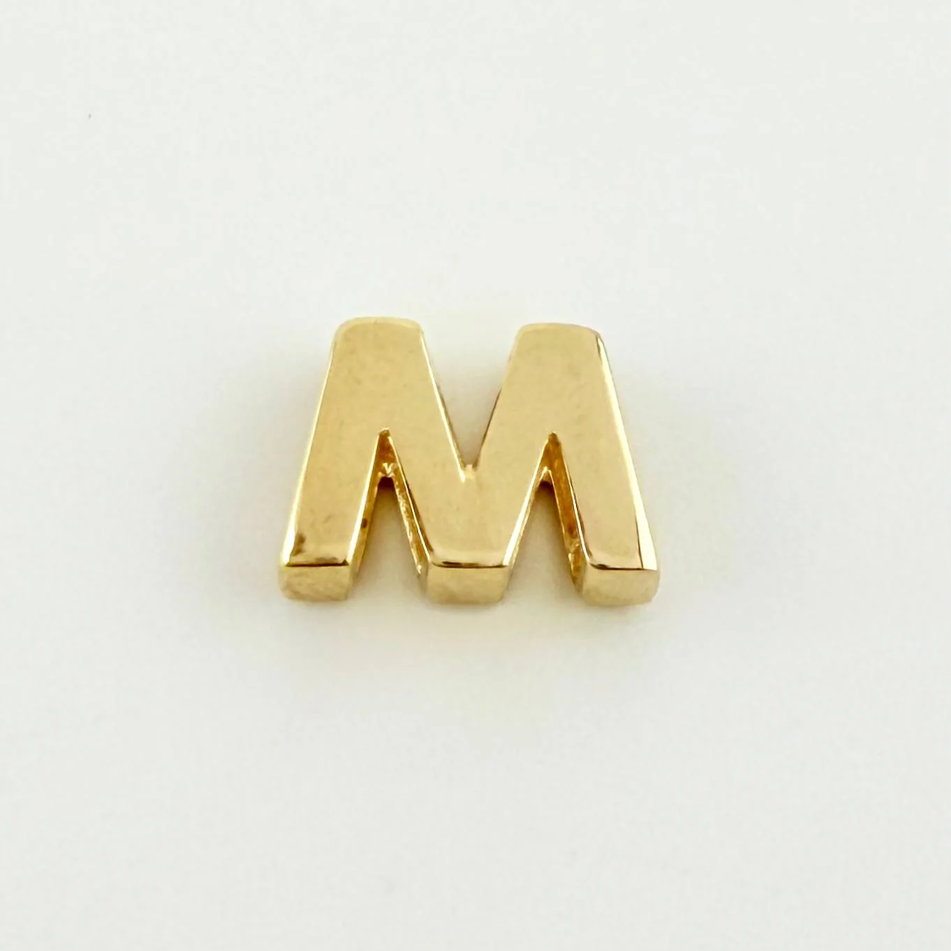 Herraje Letra M 0.4 g / 1/4 in Oro Amarillo 18K