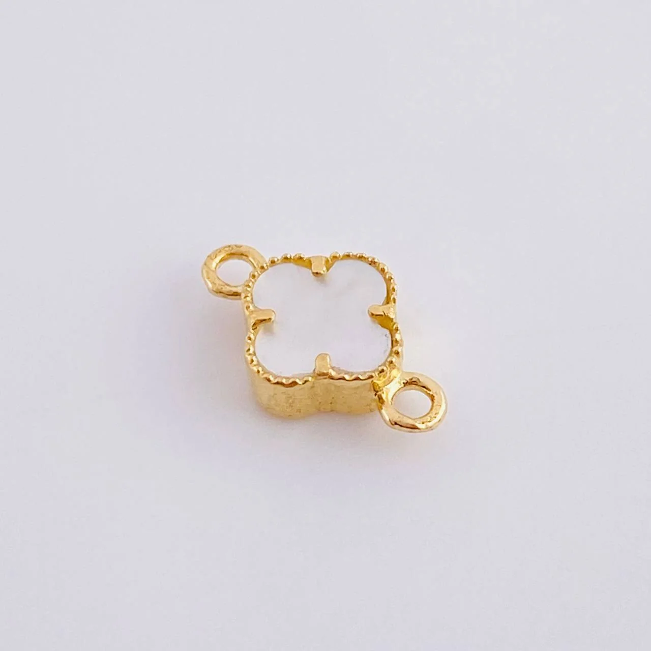 Herraje Trebol Nacar Blanco 0.5 g / 1/2 in Oro Amarillo 18K - Image 2