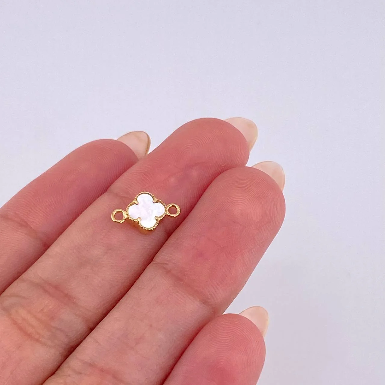 Herraje Trebol Nacar Blanco 0.5 g / 1/2 in Oro Amarillo 18K - Image 3