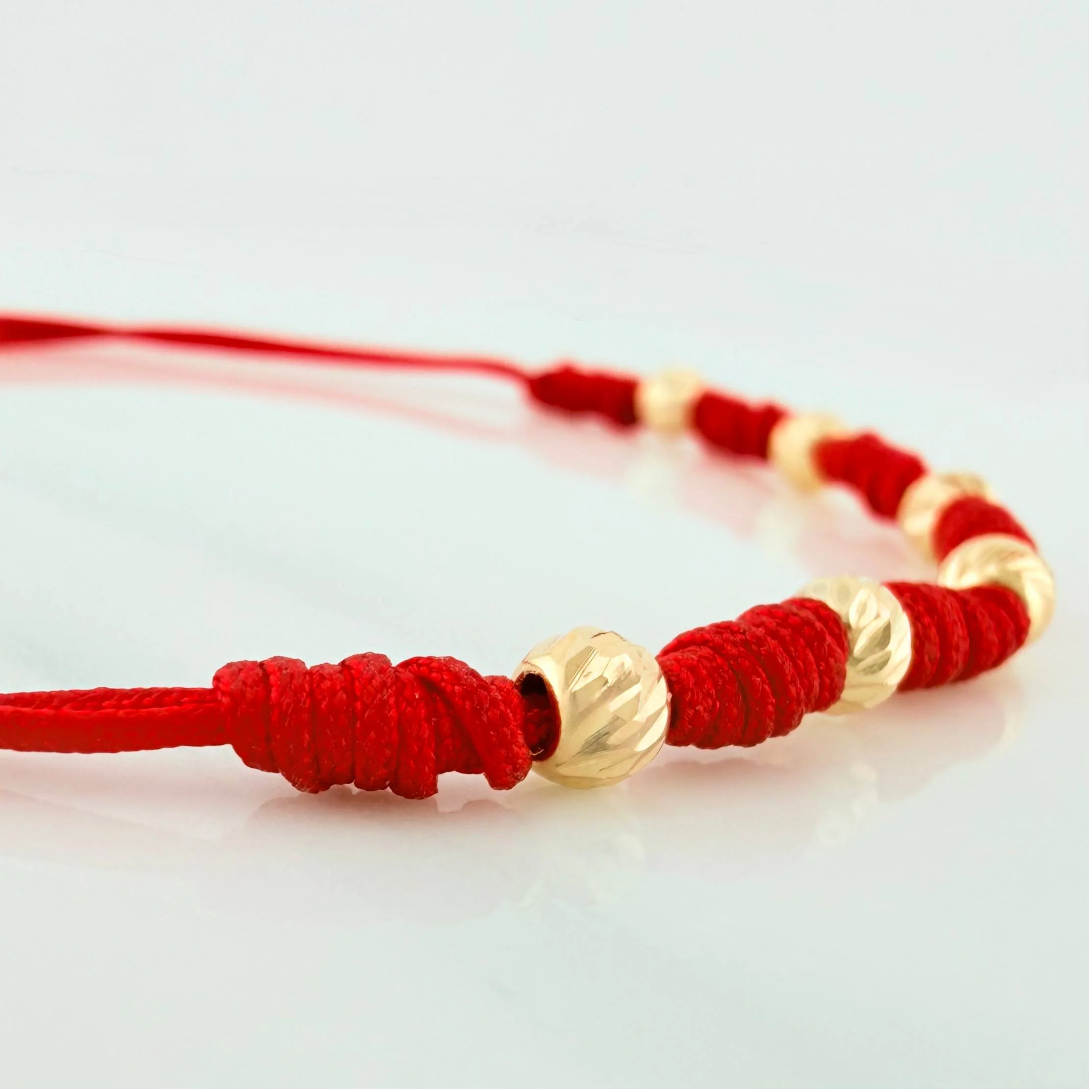 Pulsera Tejida Roja Bolas Diamantadas Oro Amarillo 18K - Image 5