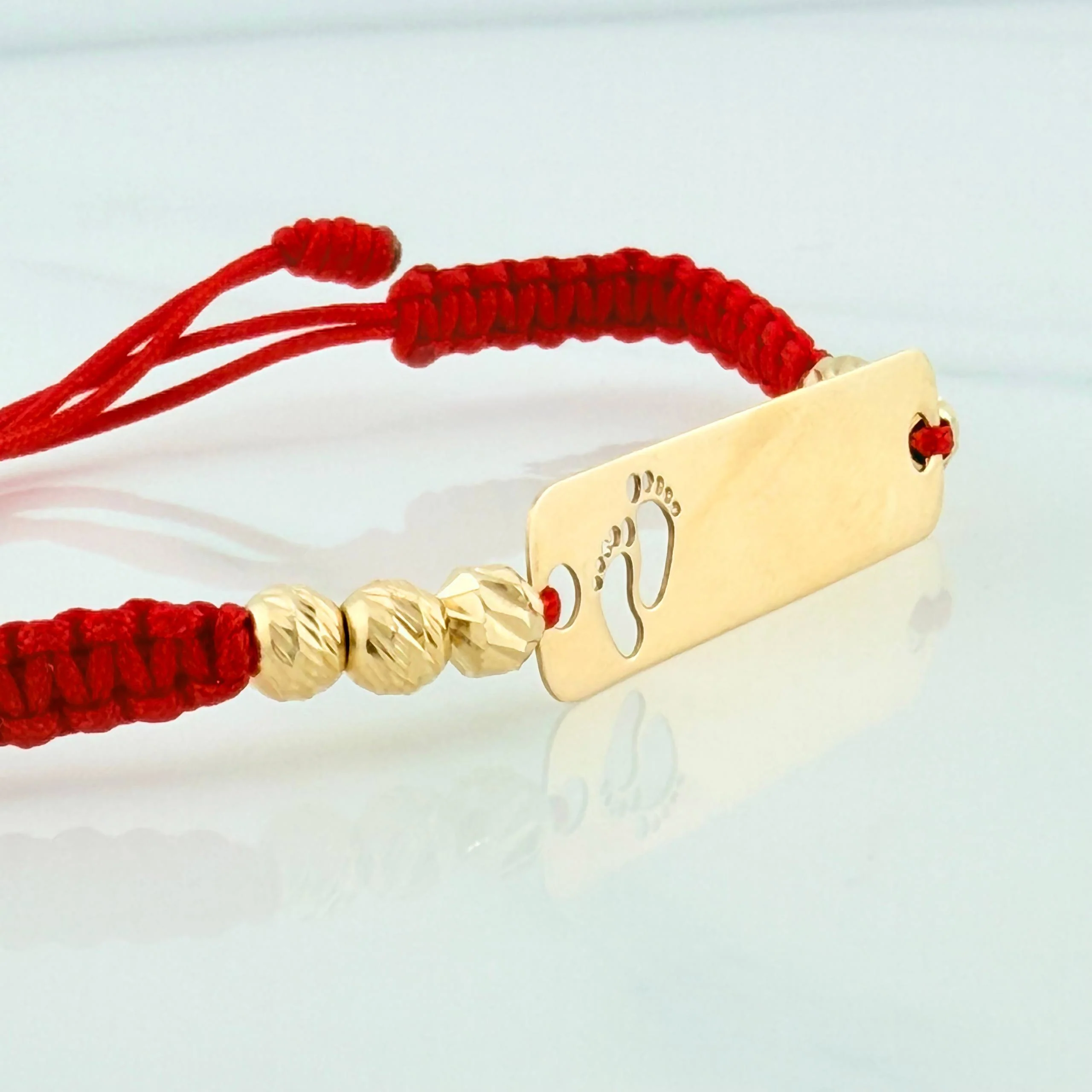 Pulsera Tejida Roja Placa Huellitas Oro Amarillo 18K - Image 2