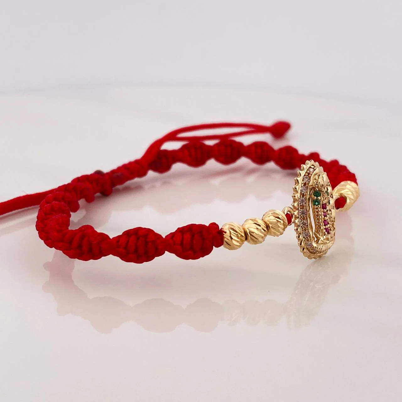 Pulsera Tejida Roja Virgen Guadalupe Bolas Diamantadas Oro Amarillo 18K - Image 3