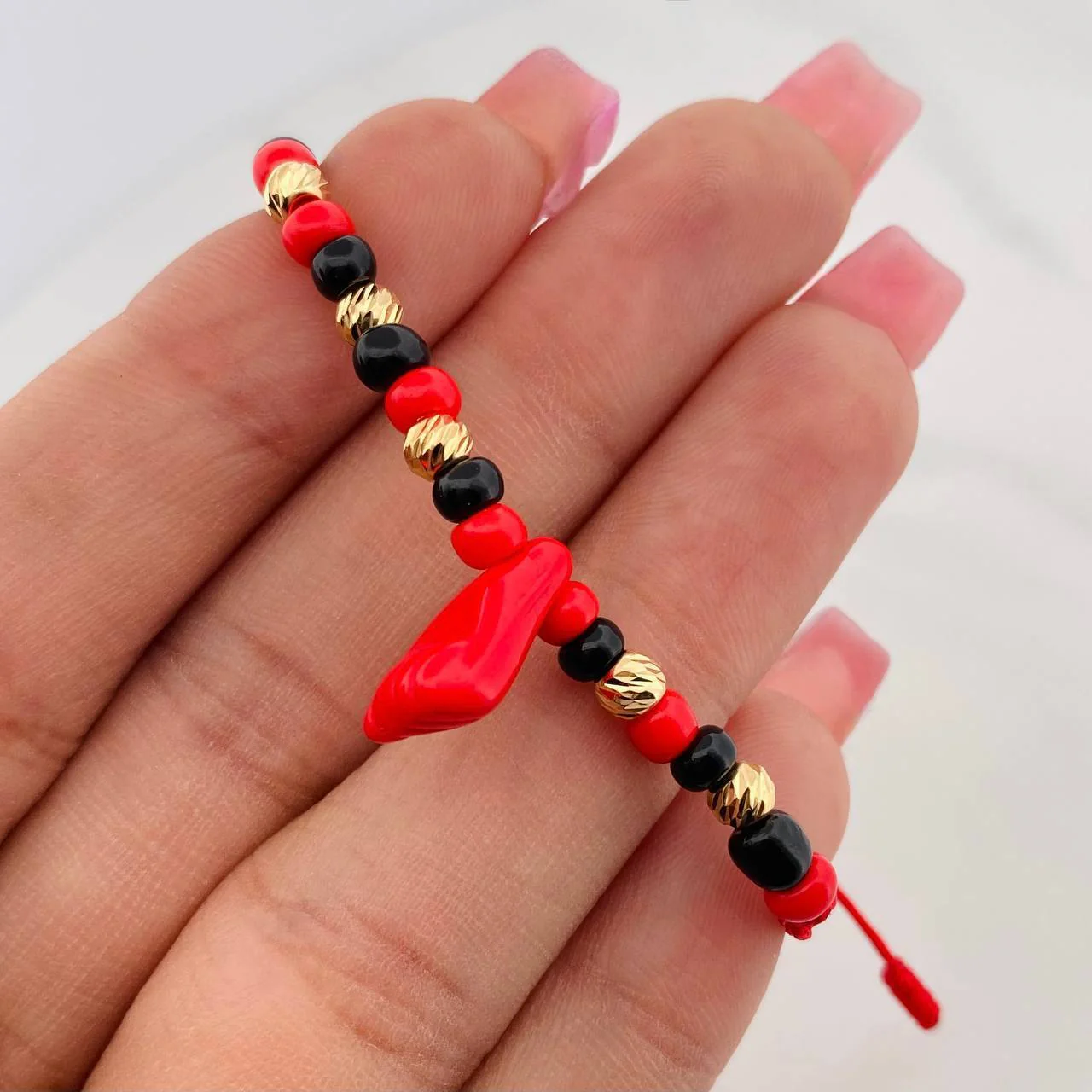 Pulsera Tejida Rojo Protección 5 Bolas Diamantadas Oro Amarillo 18K - Image 4