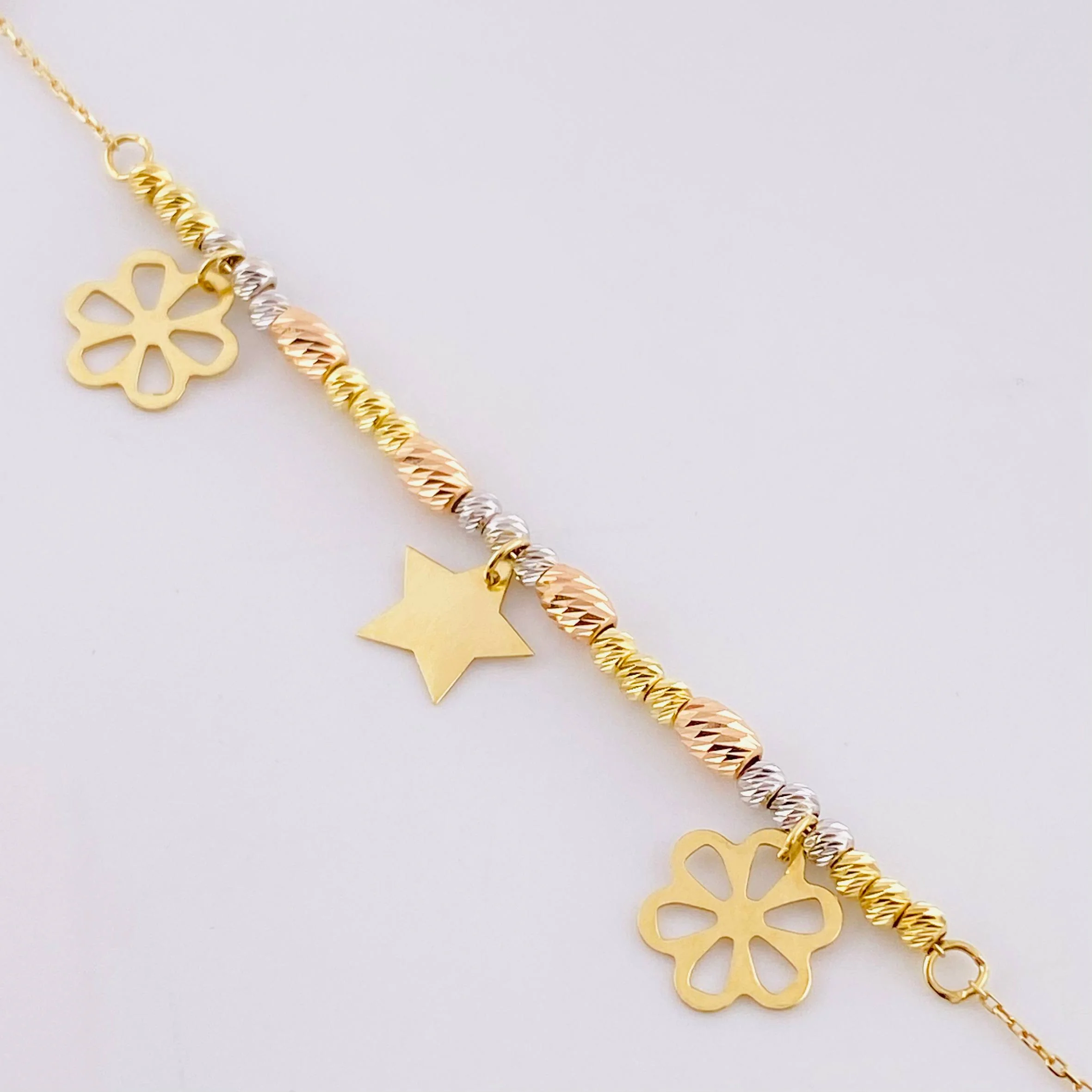 Pulso Aro Seguido Dije Flores y Estrella 3.7g / 7 1/4 in / 3mm Tres Oros 18K - Image 2