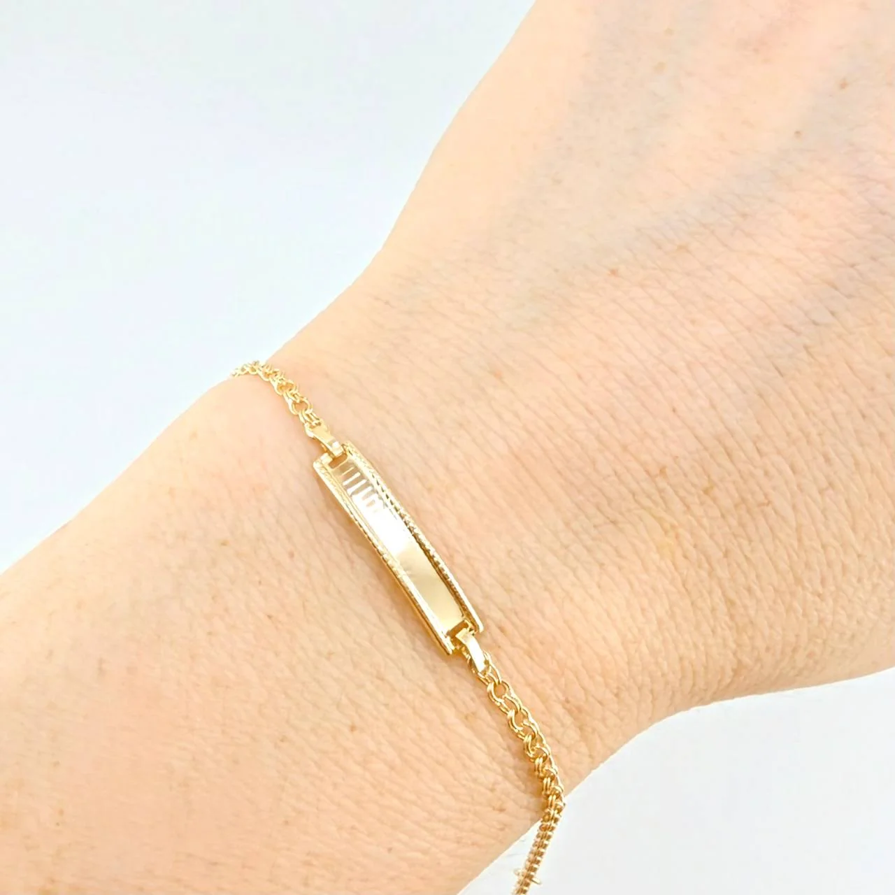 Pulso Bebé Aro Seguido Placa Rectangular Bordeada 1.25 g / 2.3 mm Oro Amarillo 18K - Image 4