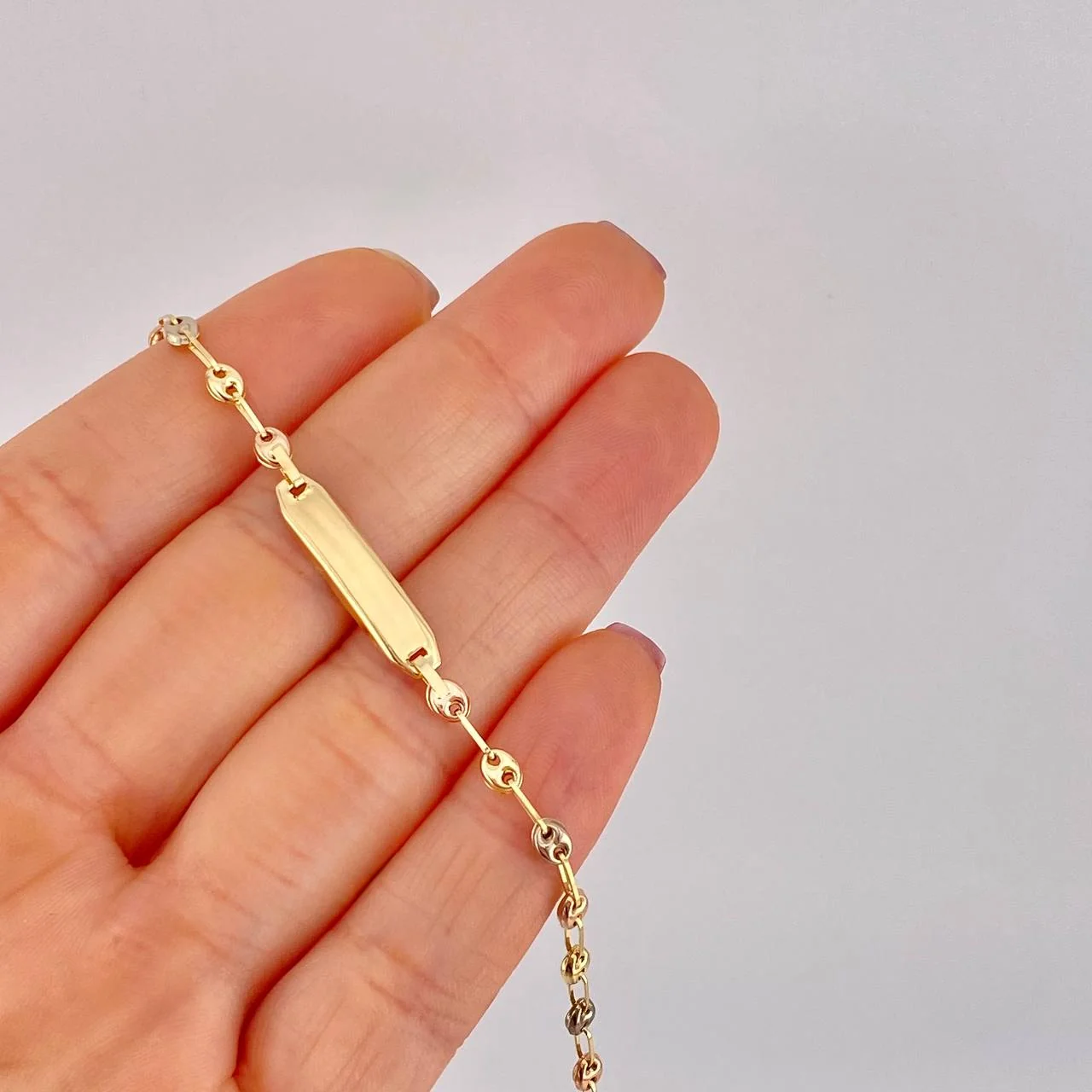 Pulso Bebé GC Placa Rectangular Ovalada 1.6g / 6 in / 3.3mm Tres Oros 18K - Image 3