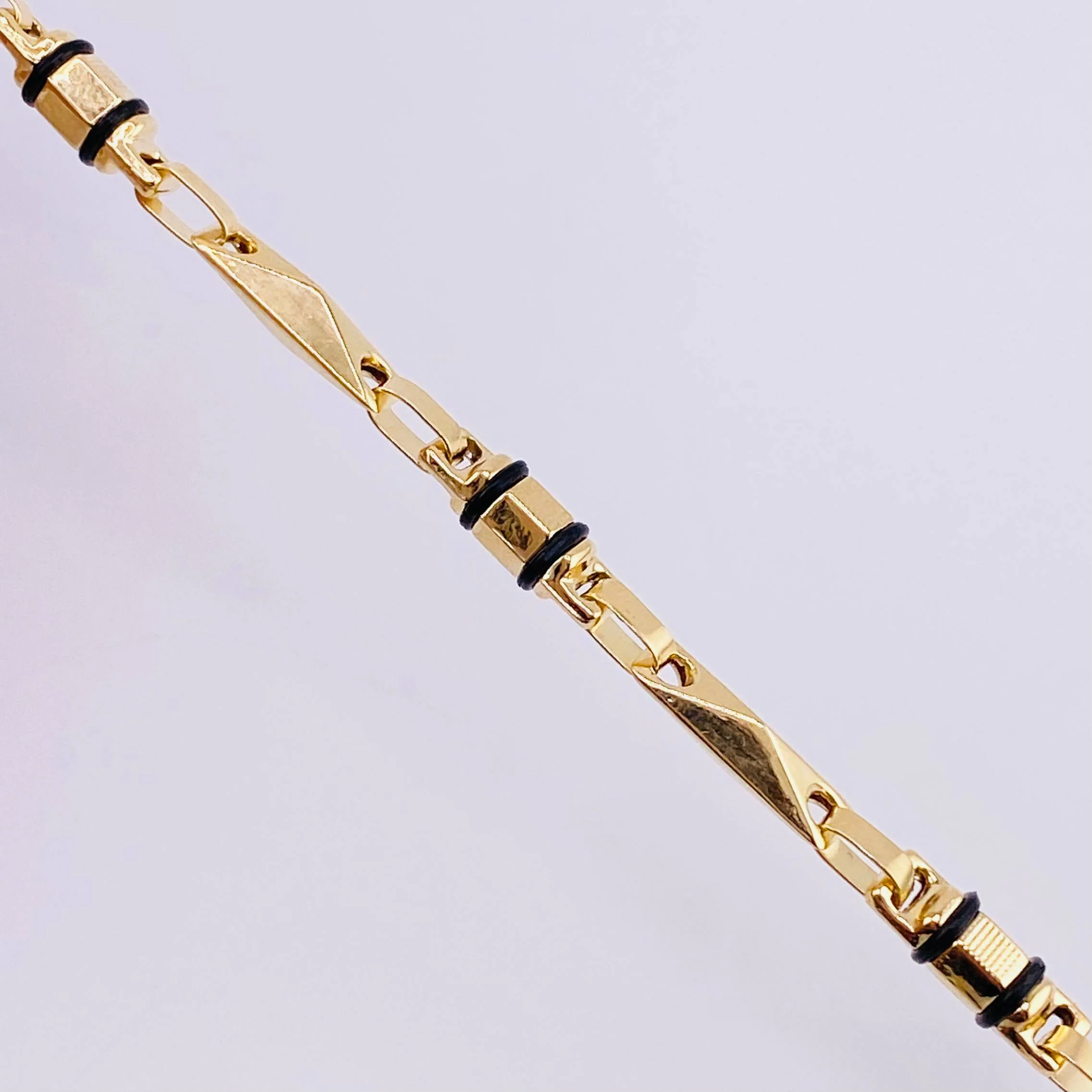 Pulso Rustico Barril Relieve 5.2 g / 8 1/2 in / 3.7 mm Oro Amarillo 18K - Image 2