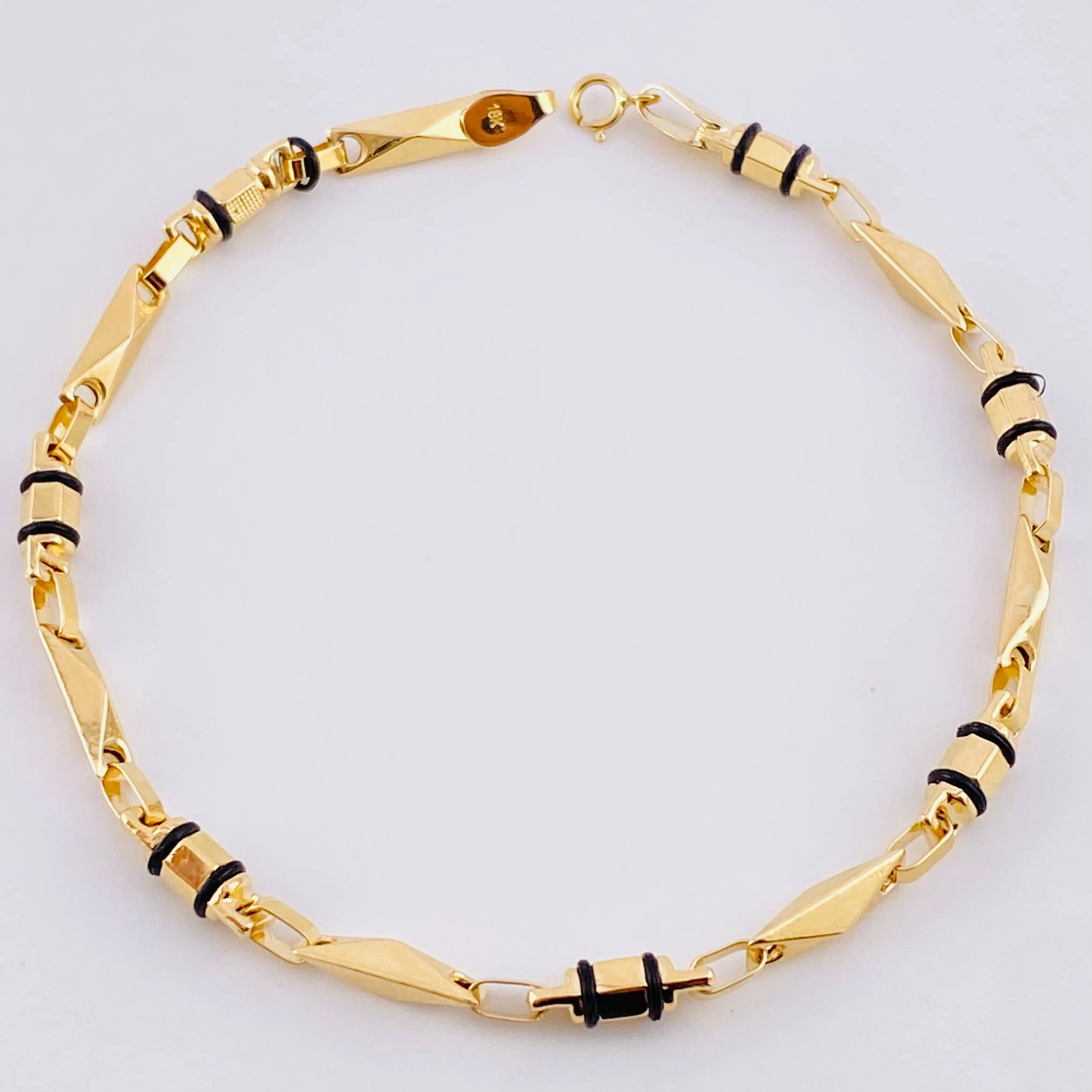 Pulso Rustico Barril Relieve 5 g / 8 1/4 in / 3.7 mm Oro Amarillo 18K