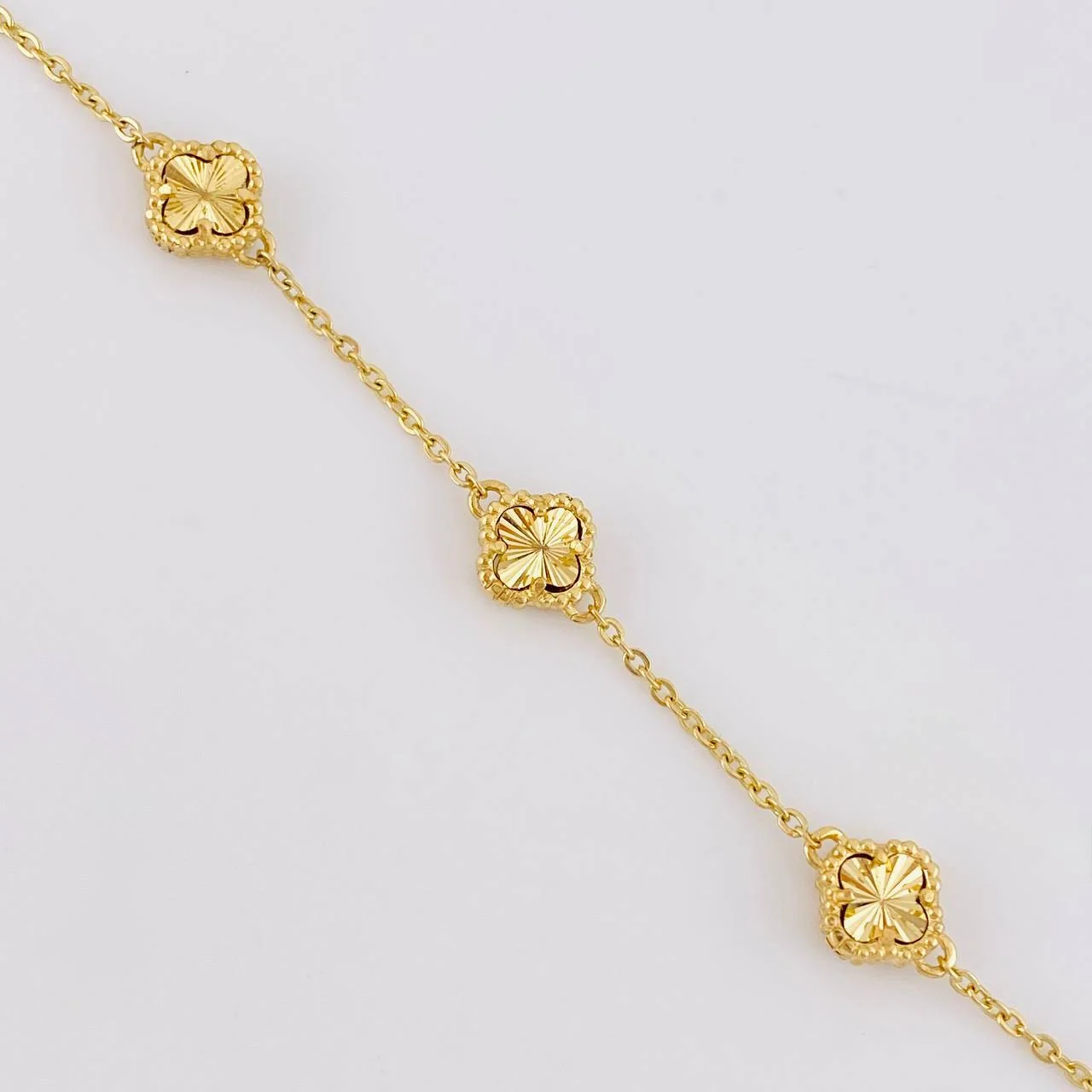 Pulso Trébol Aro Seguido Diamantado 3.75g / 6 3/4 in / 1.7mm Oro Amarillo 18K - Image 2