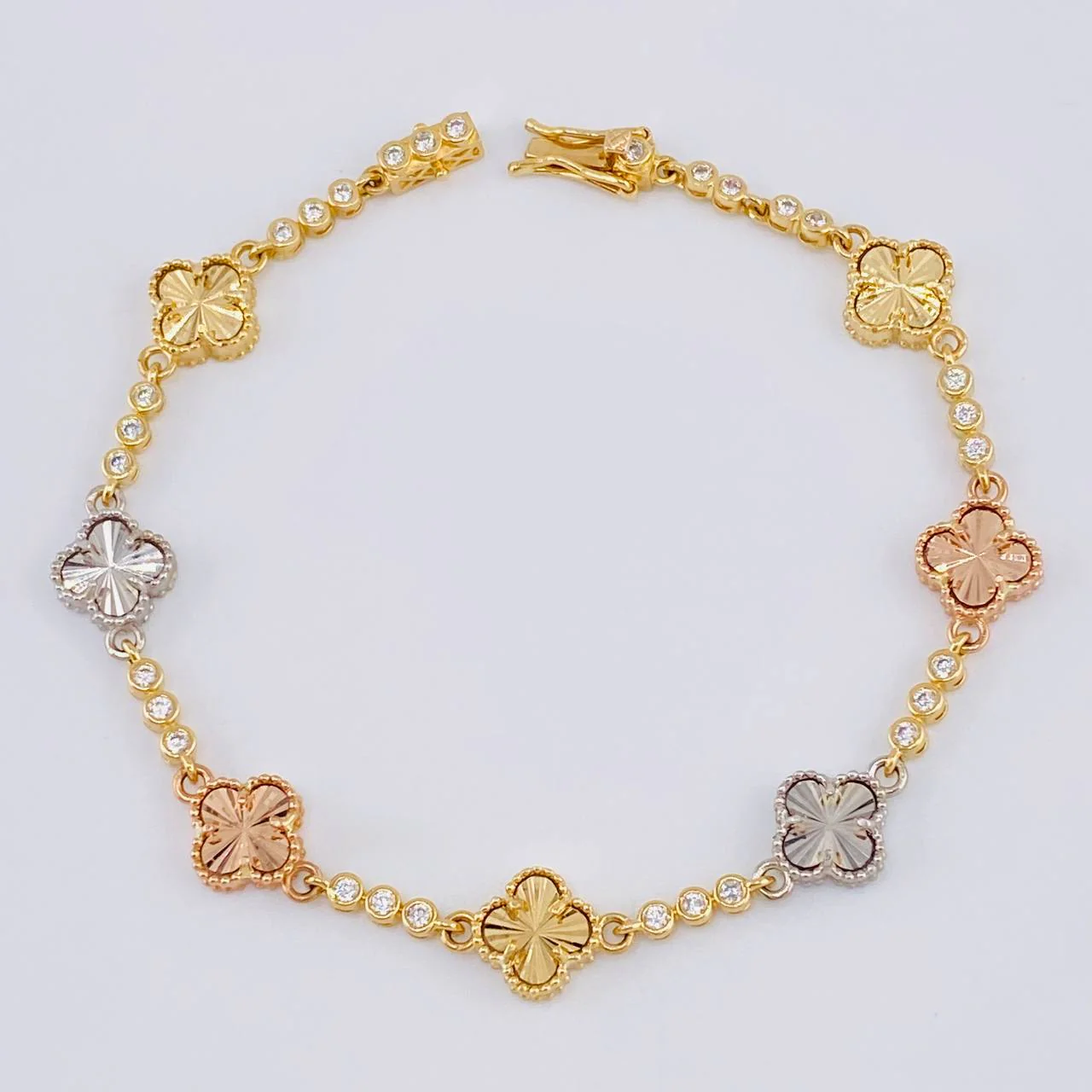 Pulso Burbujas De Trebol Diamantado 10.95 g / 7 3/4 in / 9.1 mm Tres Oros 18K