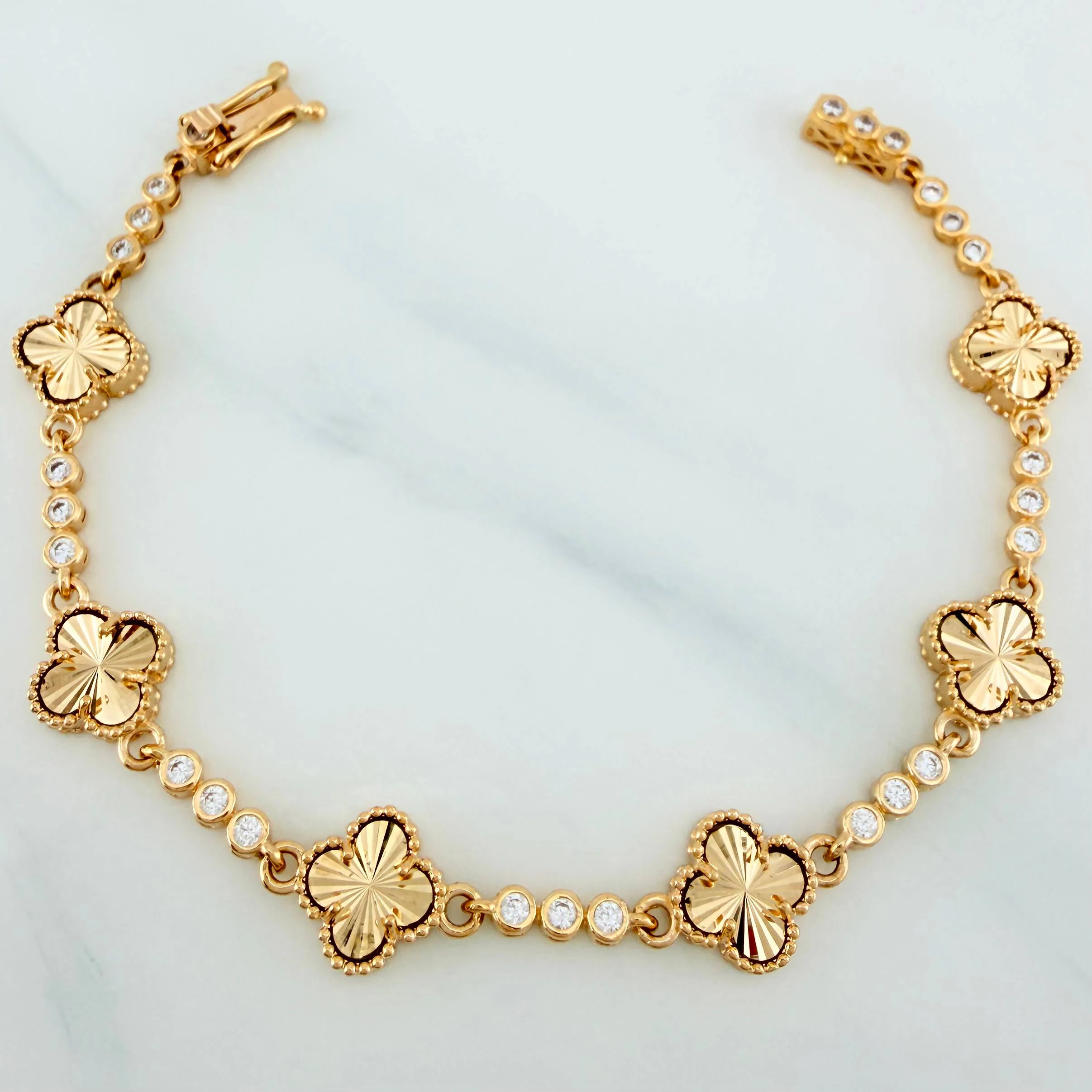 Pulso Trebol Diamantado Circulos 9.6 g / 6 3/4 in / 2.57 mm Oro Amarillo 18K