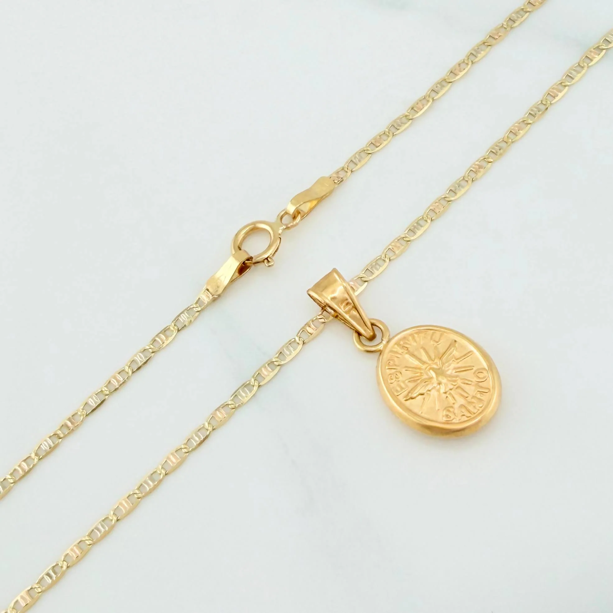 Set Cadena Escalera Plana + Dije Espiritu Santo / 2.2gr / 19 3/4 in Tres Oros 18K - Image 3
