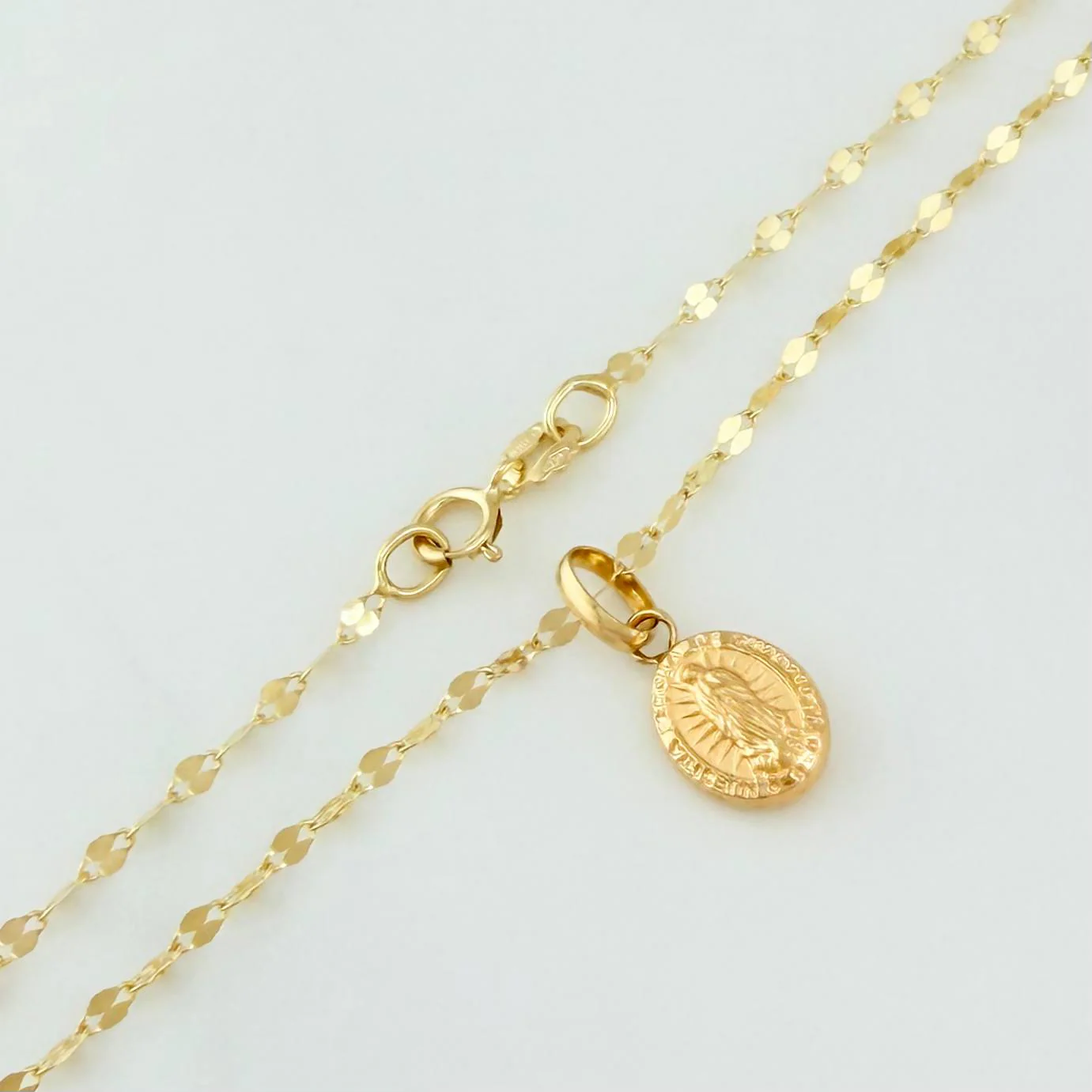 Set Cadena Flor Espejo + Dije Virgen Guadalupe / 1.3gr / 17 3/4 in Oro Amarillo 18K - Image 3