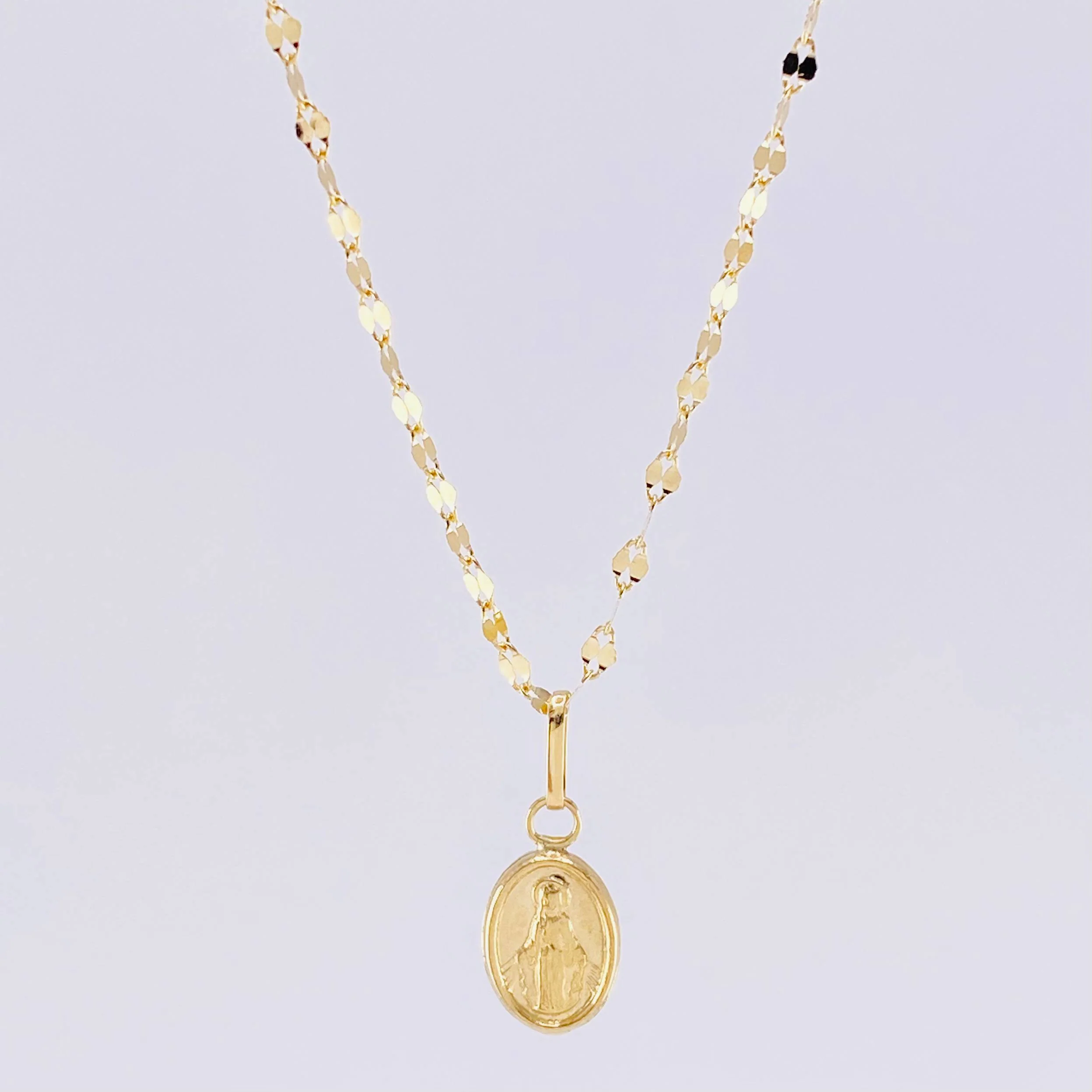 Set Cadena Flor Espejo + Dije Virgen Milagrosa / 1.2 g / 17 3/4 in Oro Amarillo 18K - Image 2