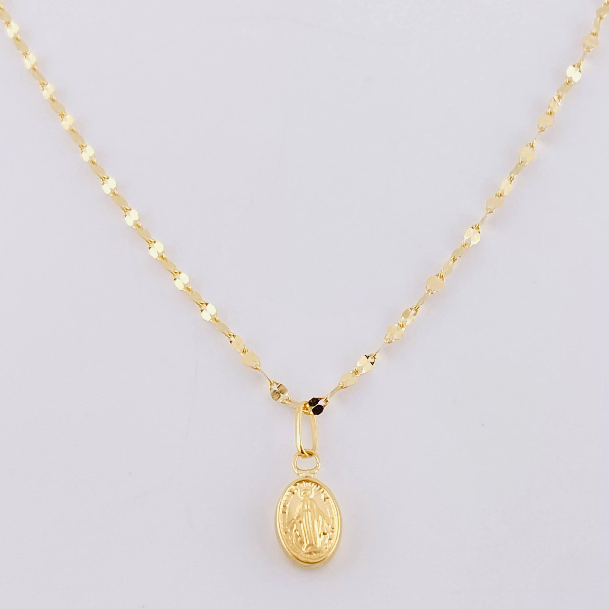 Set Cadena Flor Espejo + Dije Virgen Milagrosa / 1.2 g / 17 3/4 in Oro Amarillo 18K