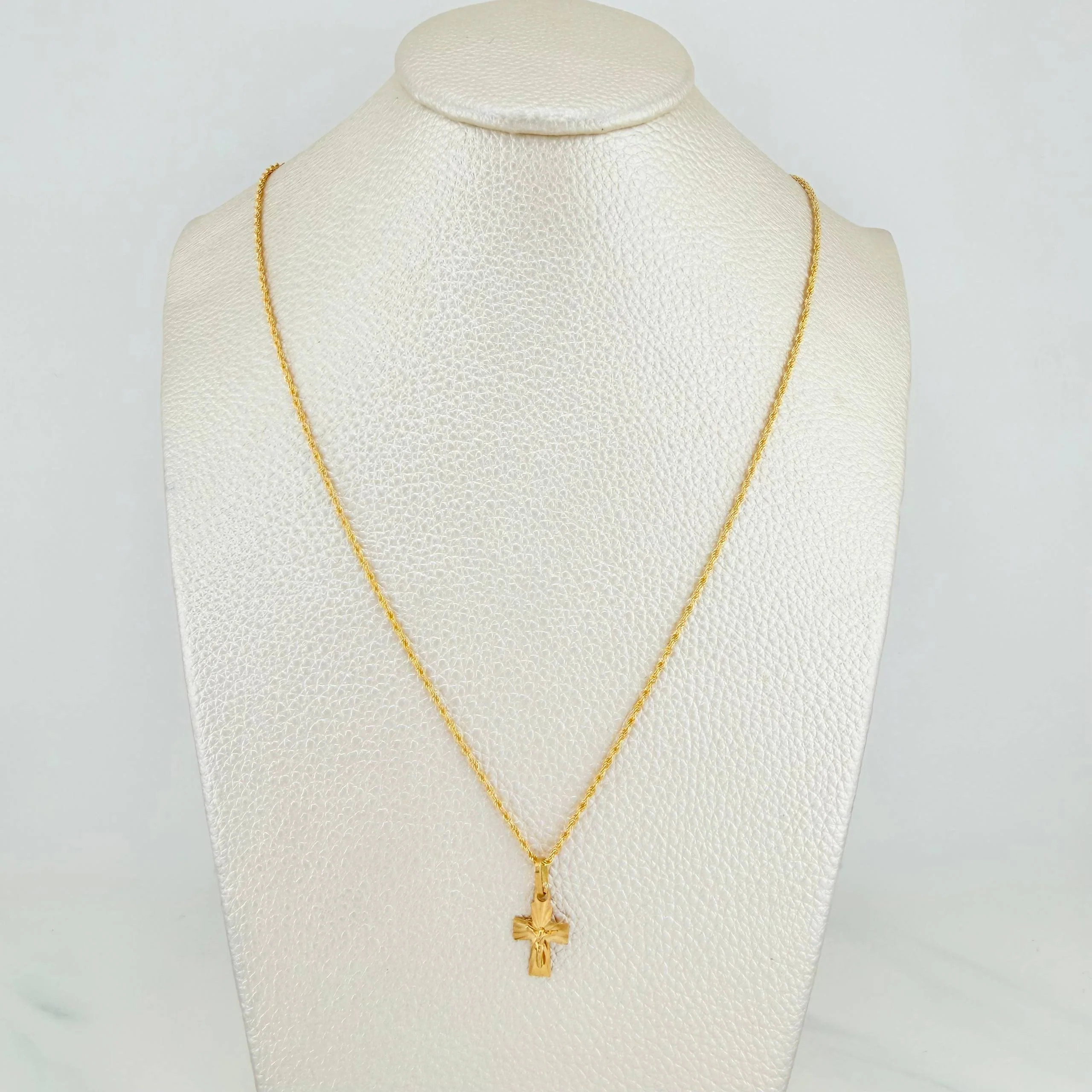 Set Cadena Lazo + Dije Cruz Cristo / 1.75gr / 23 3/4 in Oro Amarillo 18K - Image 5