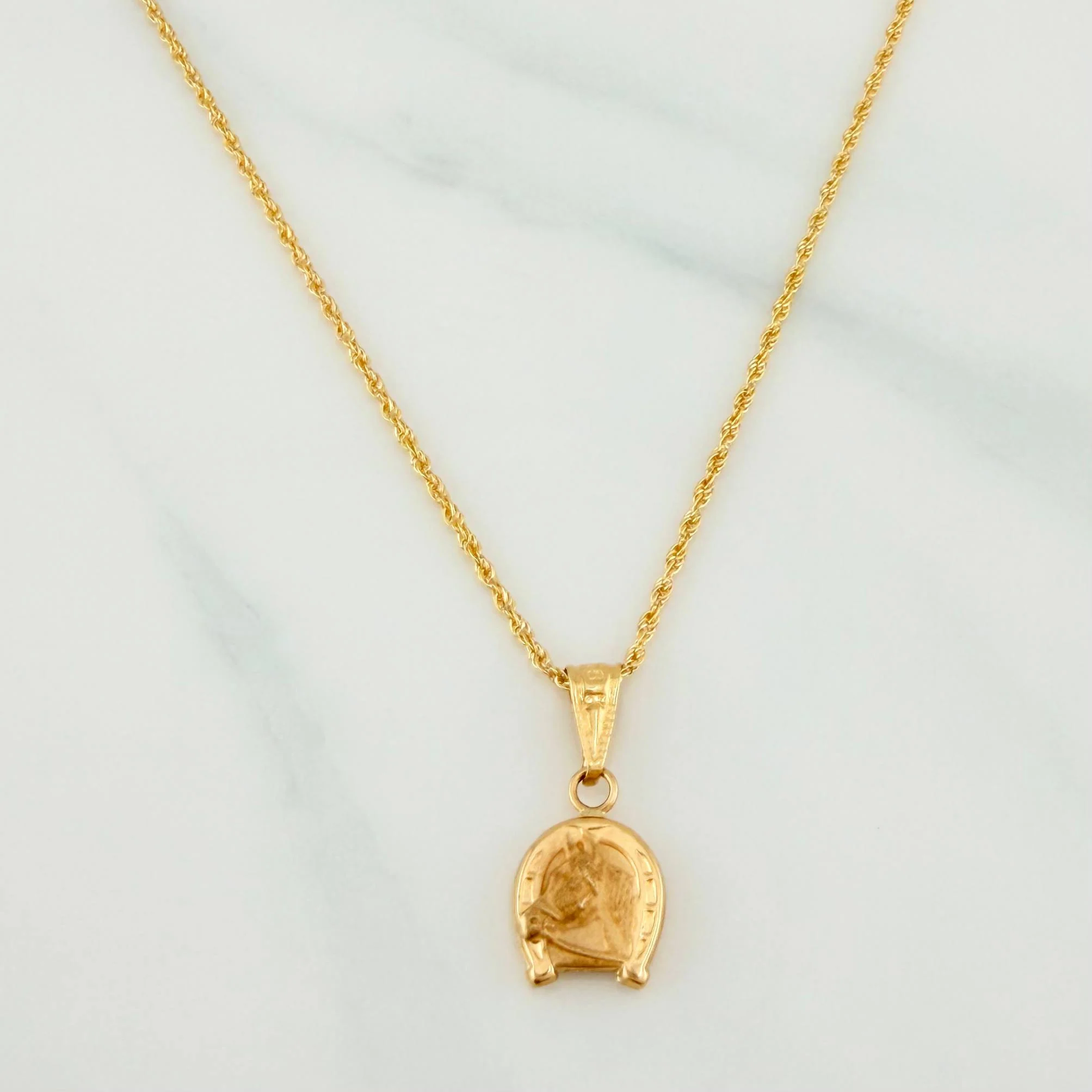 Set Cadena Lazo + Dije Herradura De Caballo / 1.8gr / 23 1/2 in Oro Amarillo 18K