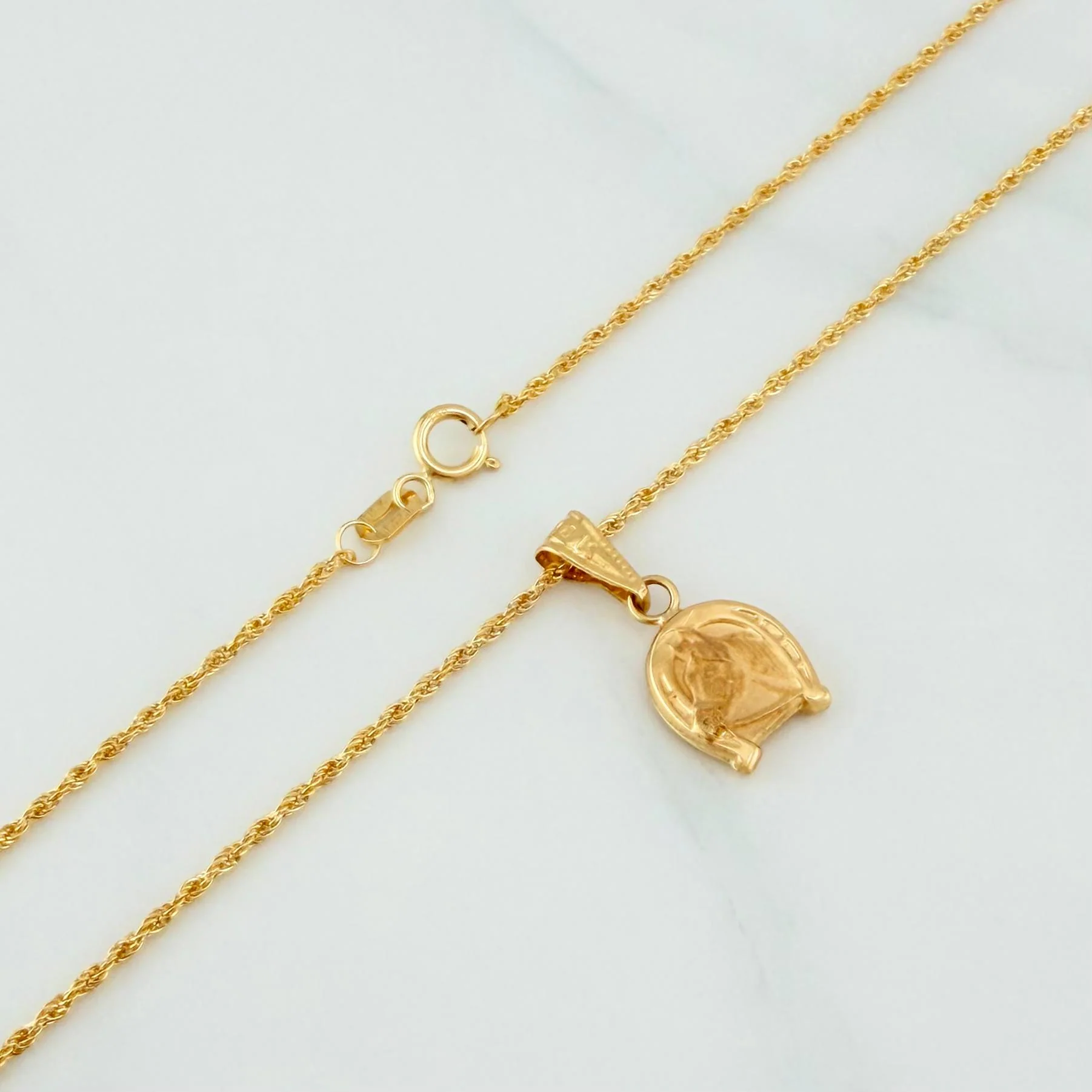 Set Cadena Lazo + Dije Herradura De Caballo / 1.8gr / 23 1/2 in Oro Amarillo 18K - Image 3