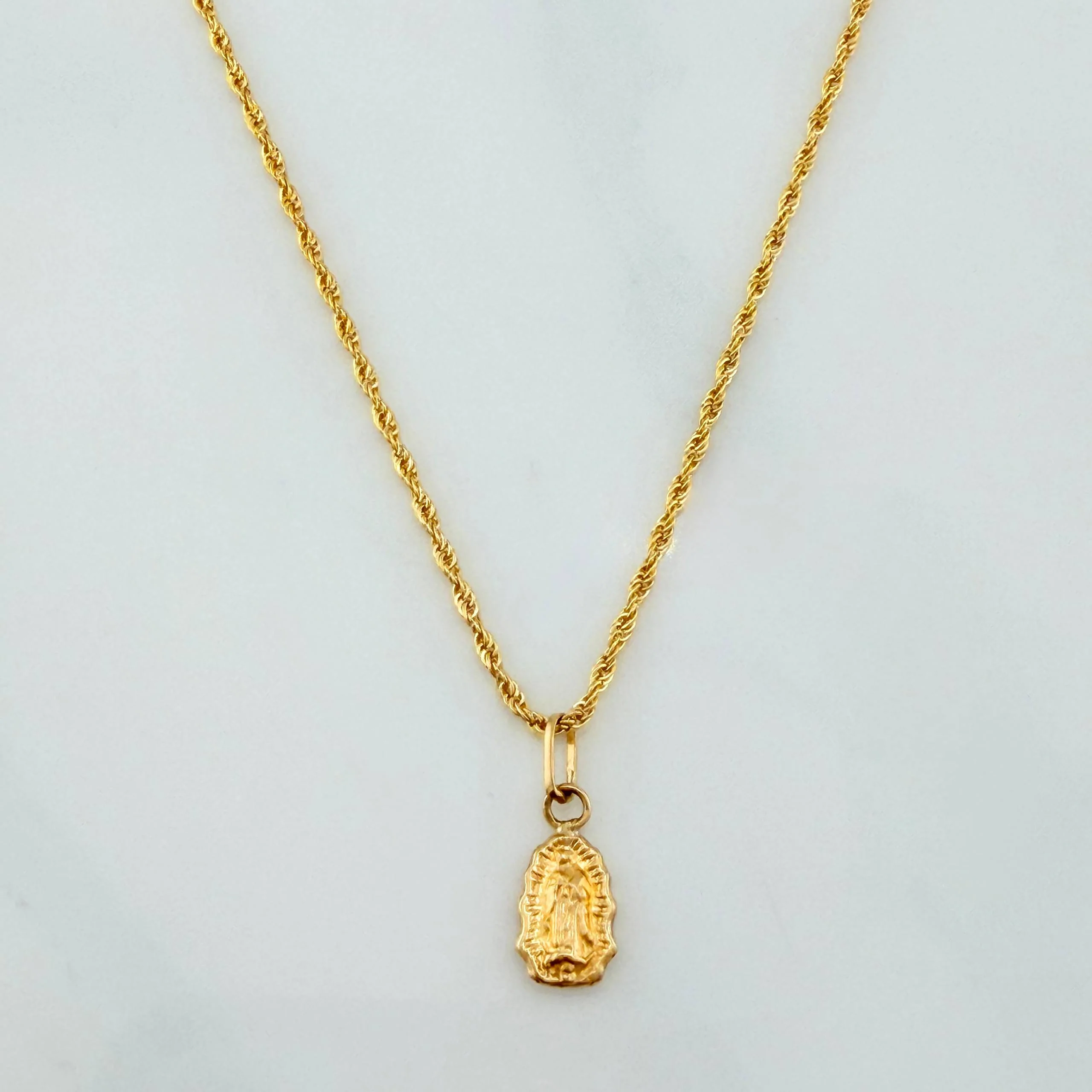 Set Cadena Lazo + Dije Virgen De Guadalupe / 1,15 gr / 17 3/4 in Oro Amarillo 18K - Image 2