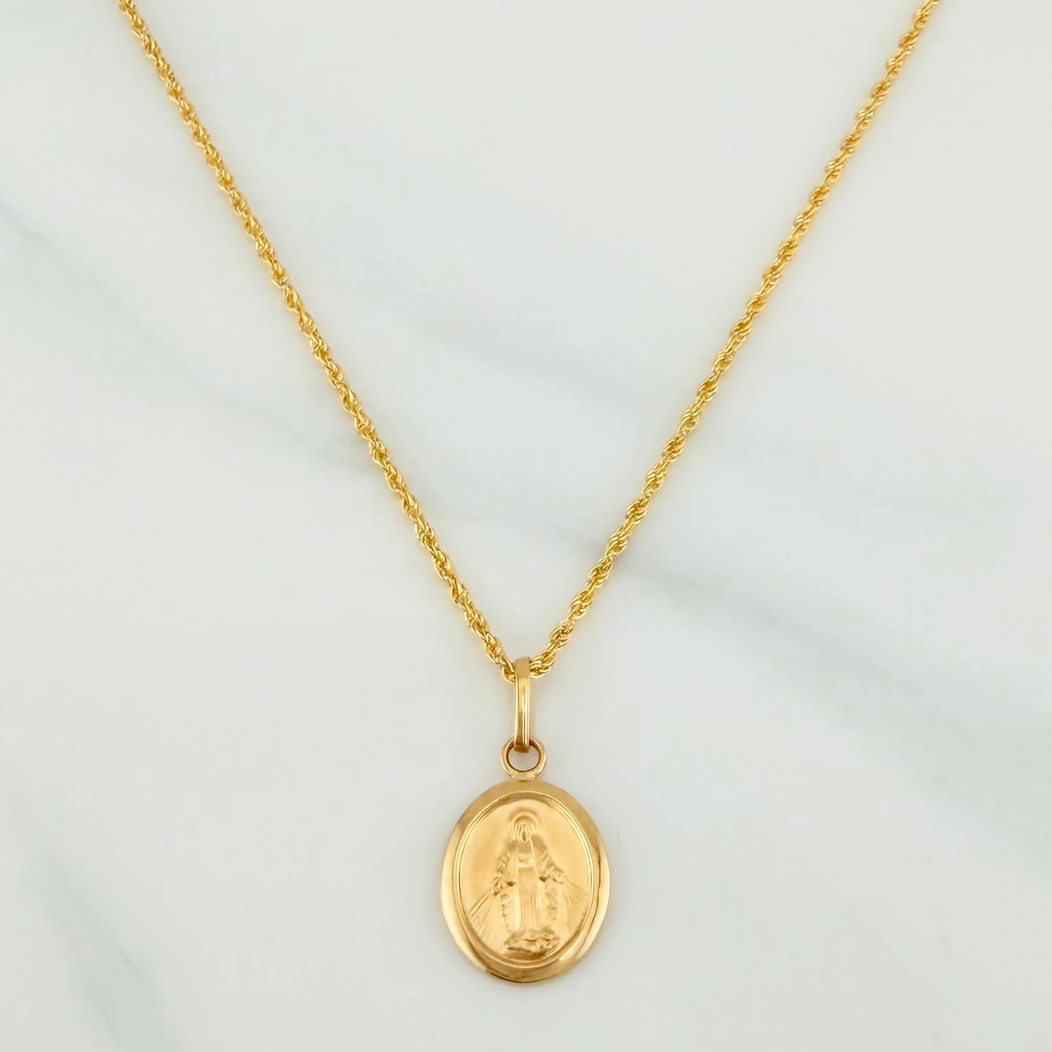 Set Cadena Lazo + Dije Virgen Milagrosa / 1.75gr / 23 1/2 in Oro Amarillo 18K
