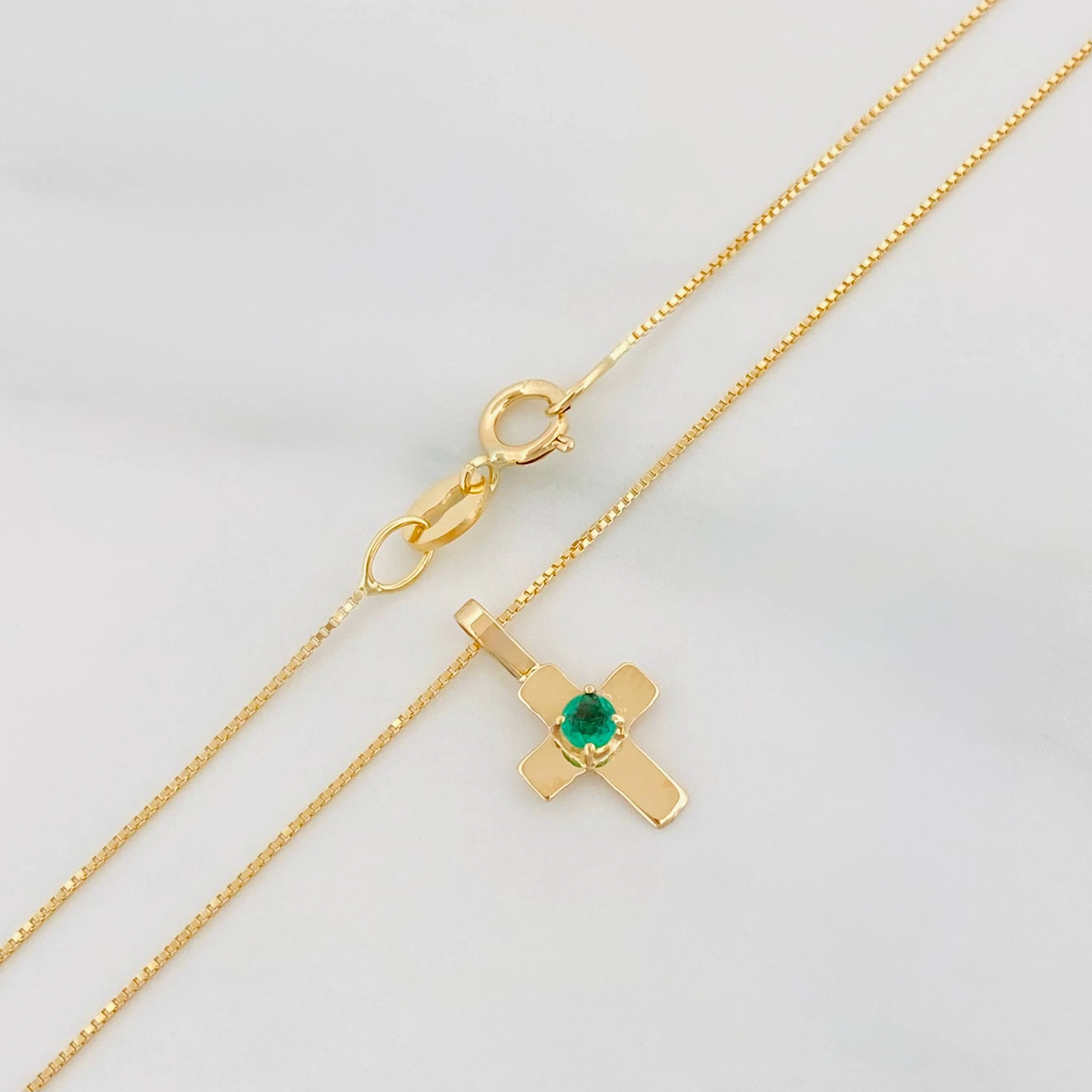 Set Cadena Veneciana + Dije Cruz Esmeralda 05Pts / 1.25g / 18 in Oro Amarillo 18K - Image 3