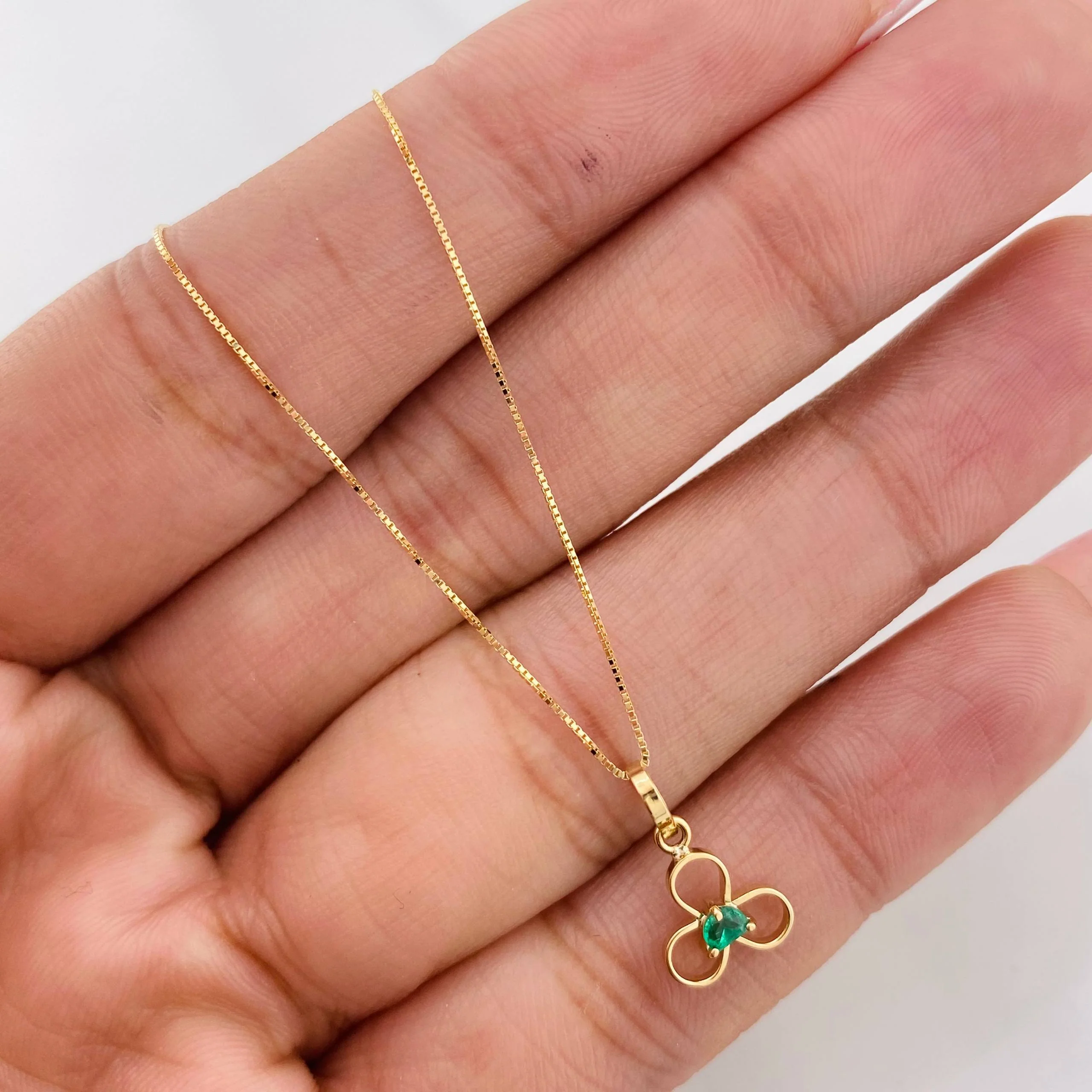Set Cadena Veneciana + Dije Flor Esmeralda 0.06pts / 1.35g / 16 in Oro Amarillo 18K - Image 4