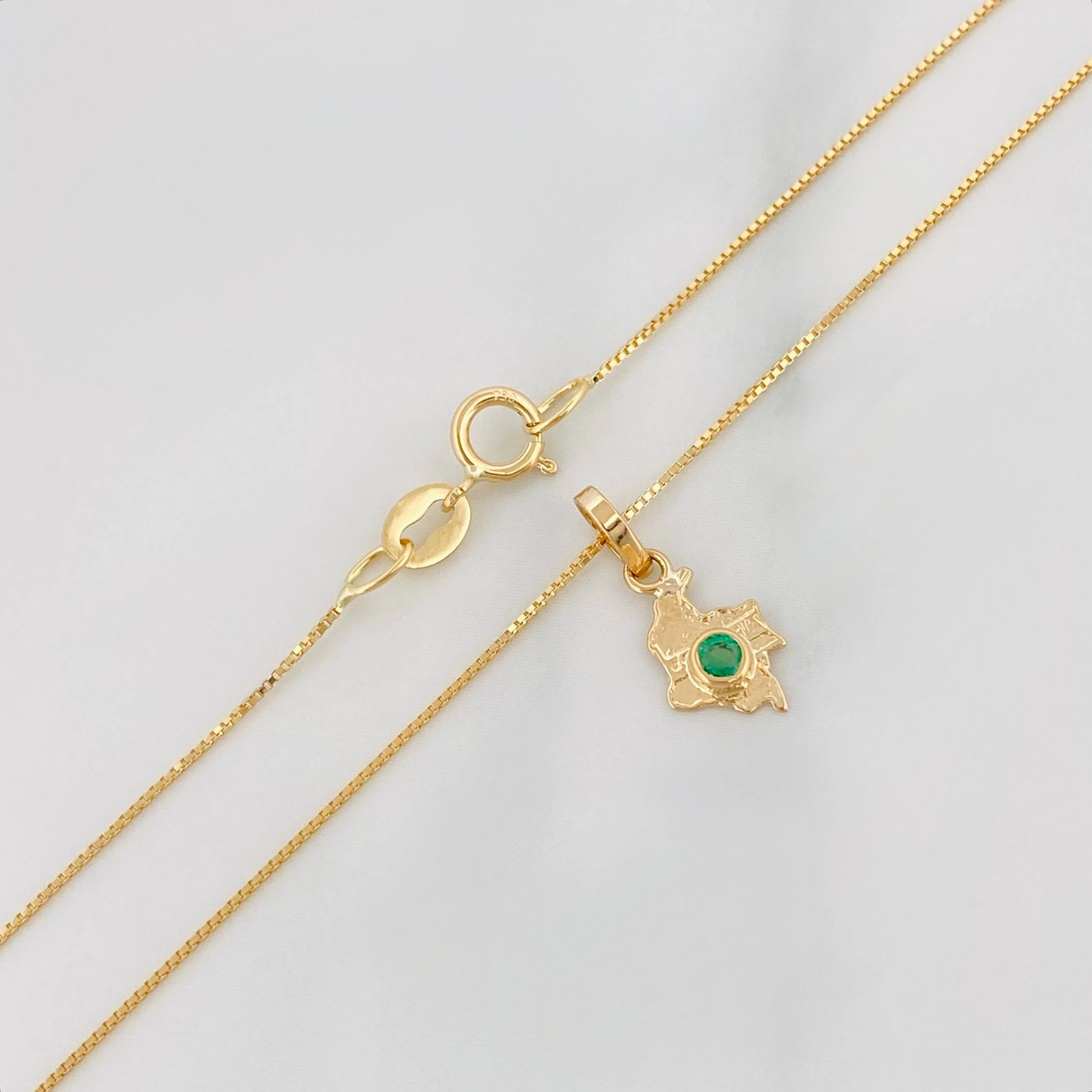 Set Cadena Veneciana + Dije Mapa Esmeralda 03Pts / 1.25g / 18 in Oro Amarillo 18K - Image 3