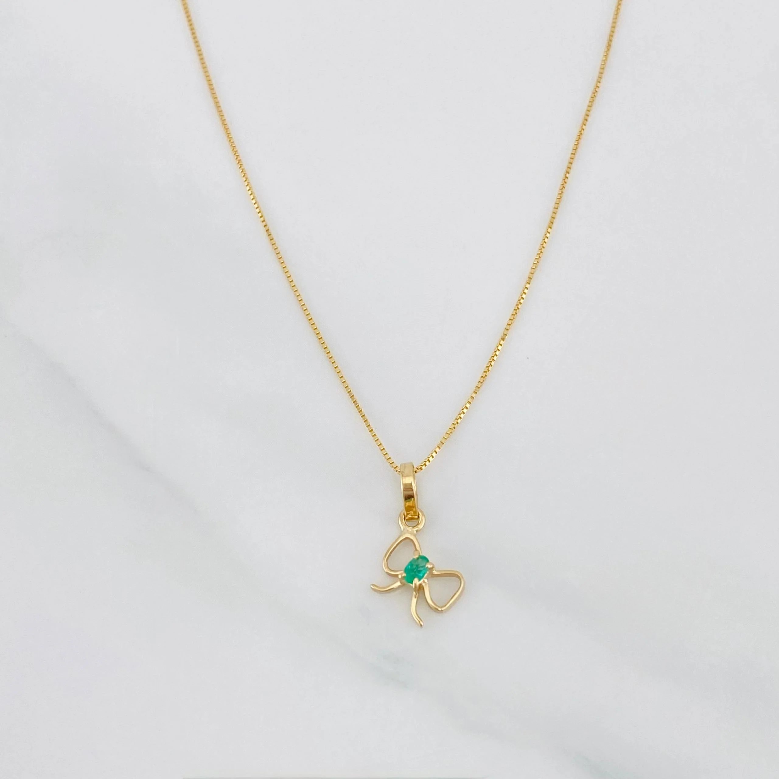 Set Cadena Veneciana + Dije Moño Esmeralda 0.04pts / 1.35g / 16 in Oro Amarillo 18K