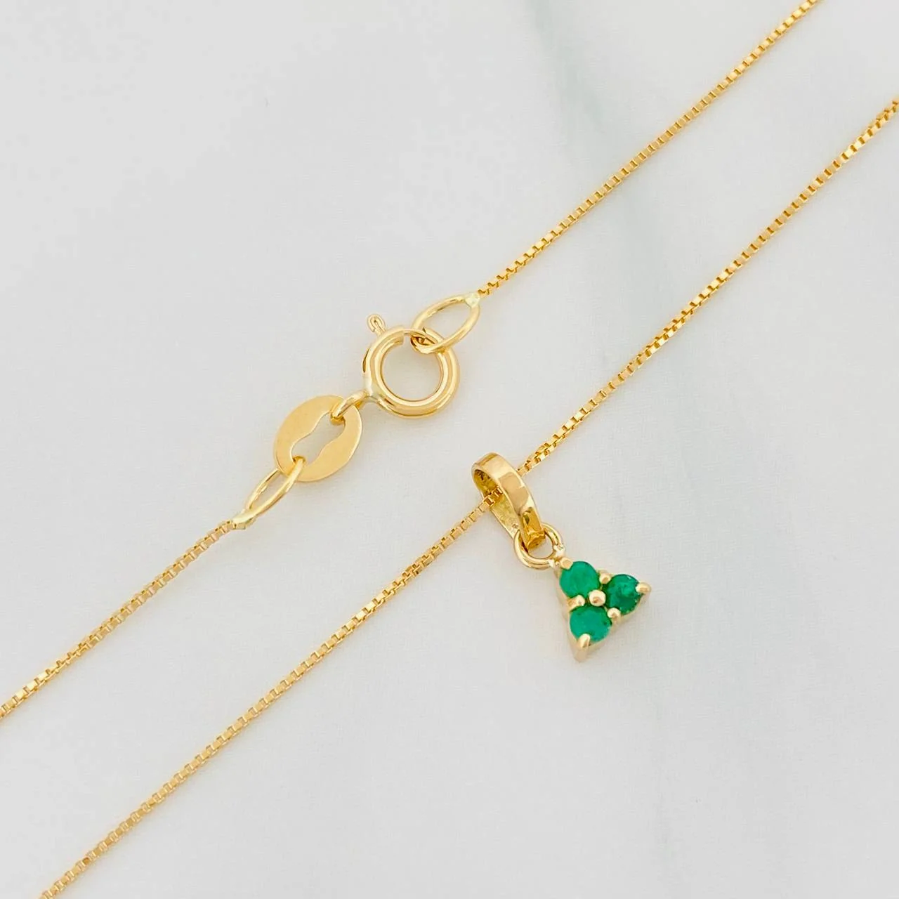 Set Cadena Veneciana + Dije Trebol Esmeralda 13Pts / 1.3g / 18 in Oro Amarillo 18K - Image 3
