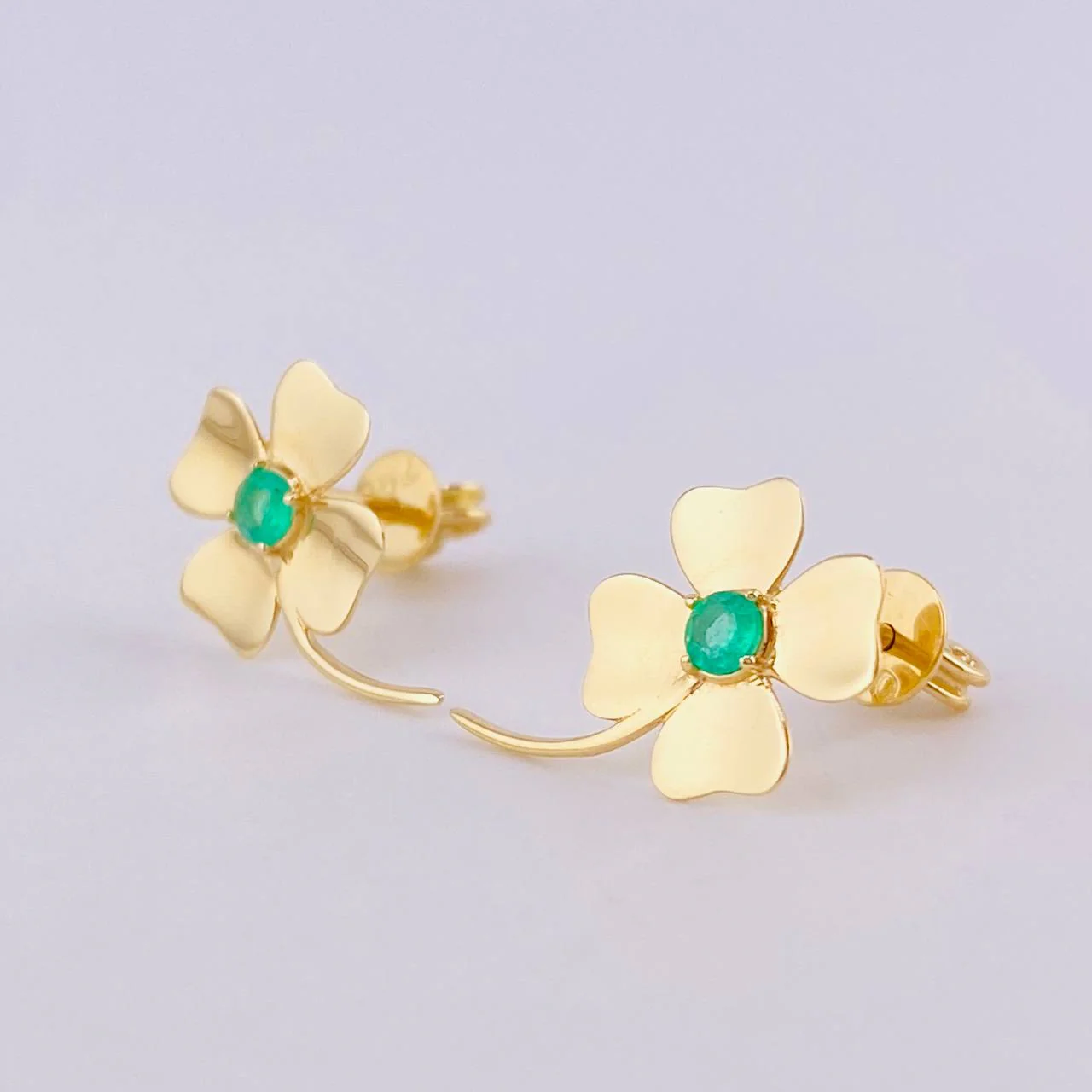 Topos Flor De La Suerte Esmeraldas 17pts 1.95gr / 3/4 in / Oro Amarillo 18K © - Image 2