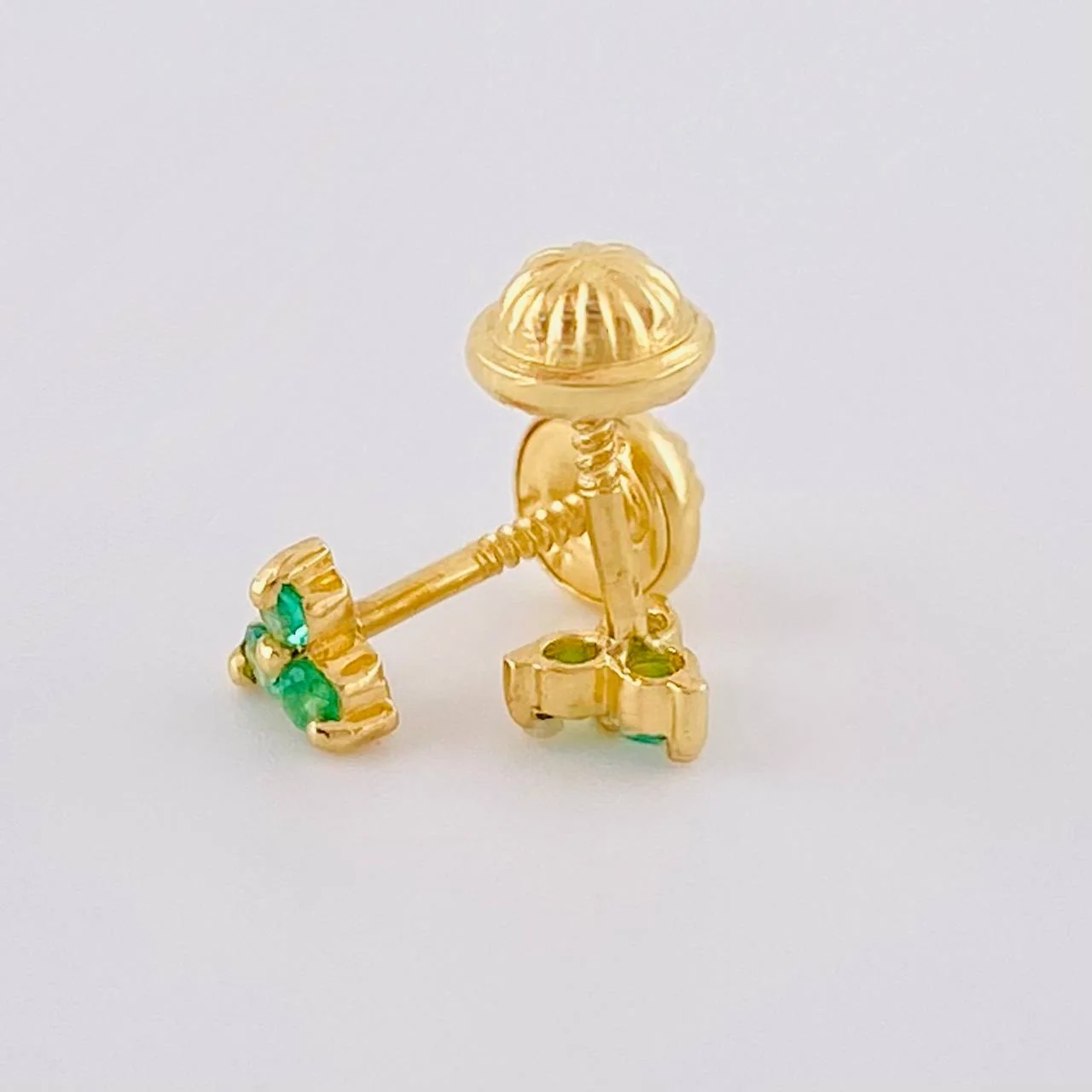Topos Flor Trillum Esmeraldas 12Pts 0.9 g / in / 4.4 mm Oro Amarillo 18K - Image 3