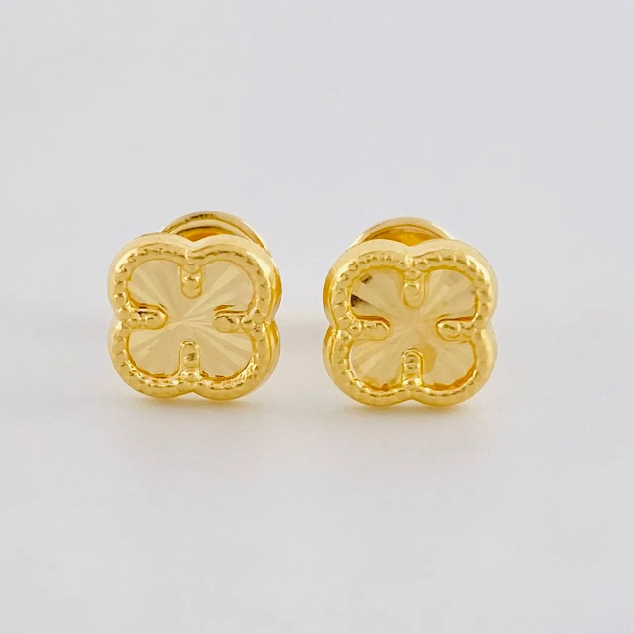 Topos Trebol 0.6 g / in / 6.95 mm Oro Amarillo 18K