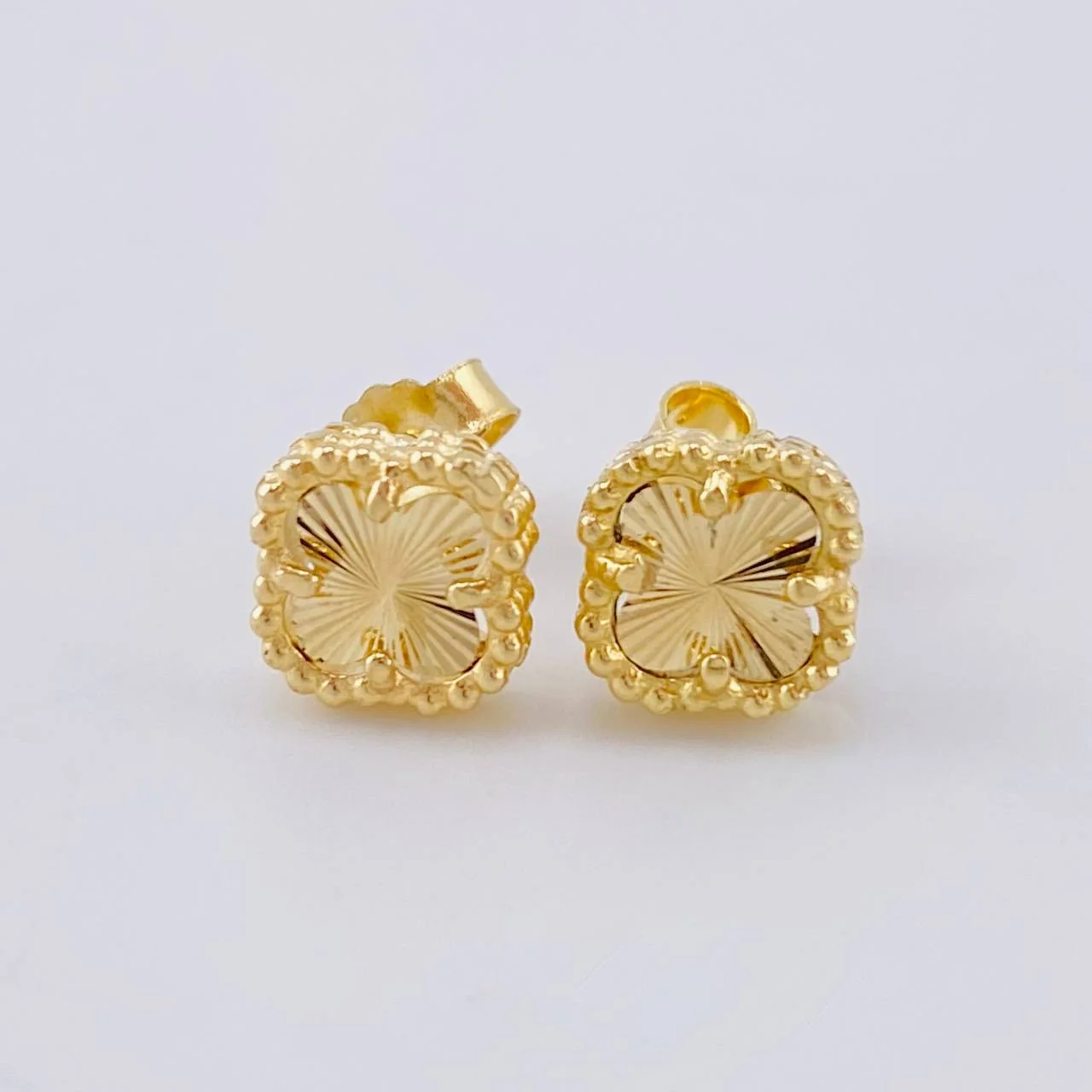 Topos Trebol Diamantado 1.9 g / in / 7.2 mm Oro Amarillo 18K