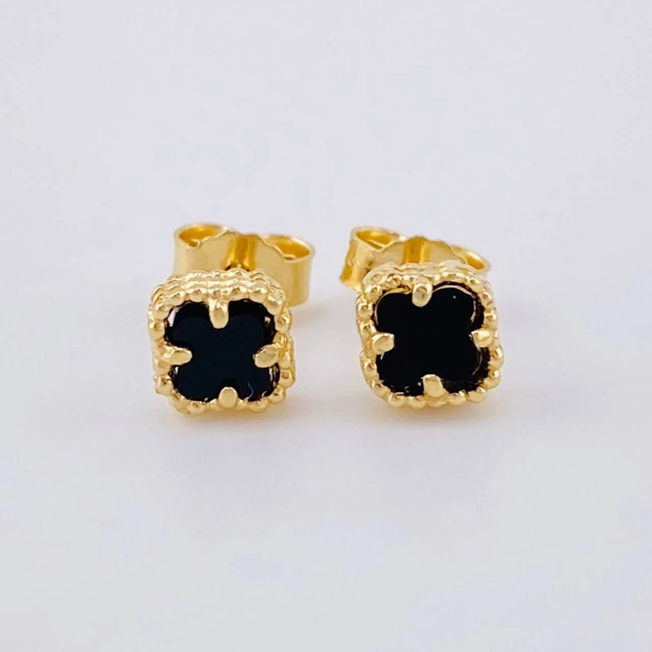 Topos Trebol Onix Negro 1.15 g / in / 5.05 mm Oro Amarillo 18K