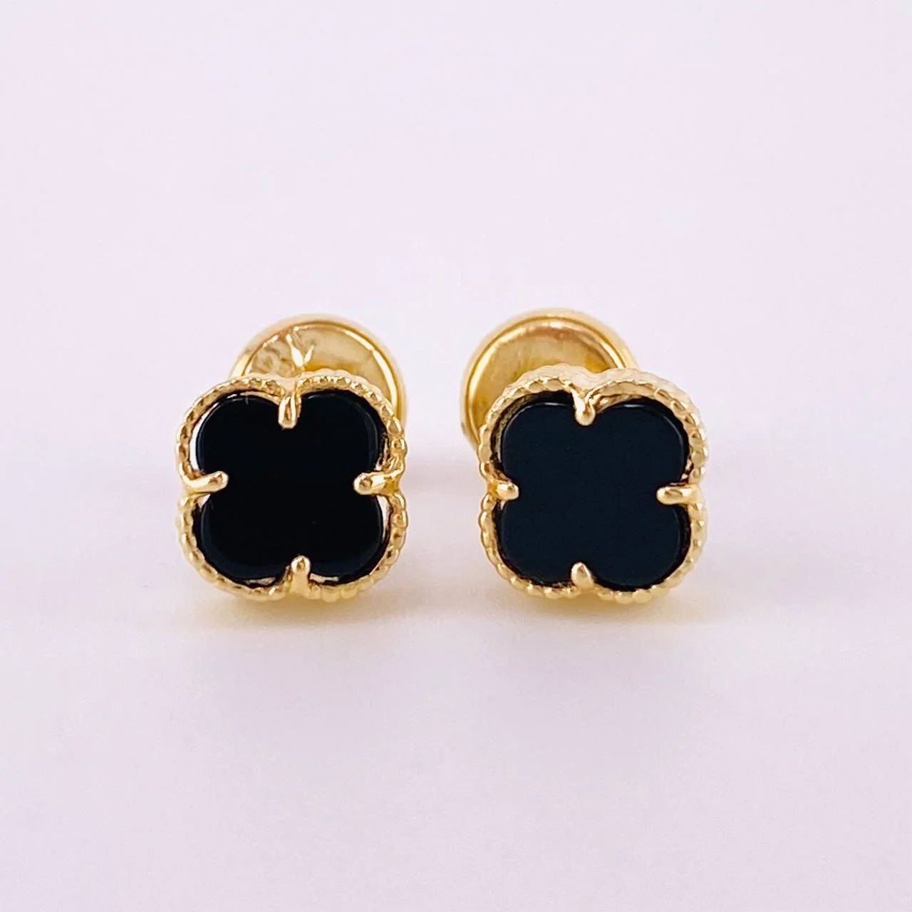 Topos Trebol Onix Negro 1.35 g / in / 6.2 mm Oro Amarillo 18K