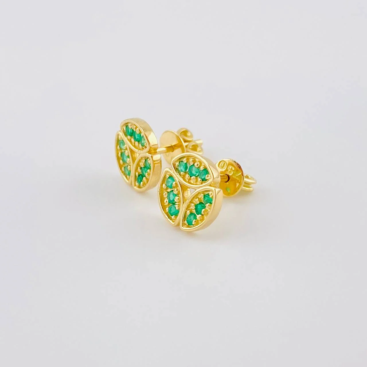 Topos Tres Hojas Esmeraldas 32Pts 2.3 g / in / 8.8 mm Oro Amarillo 18K - Image 4